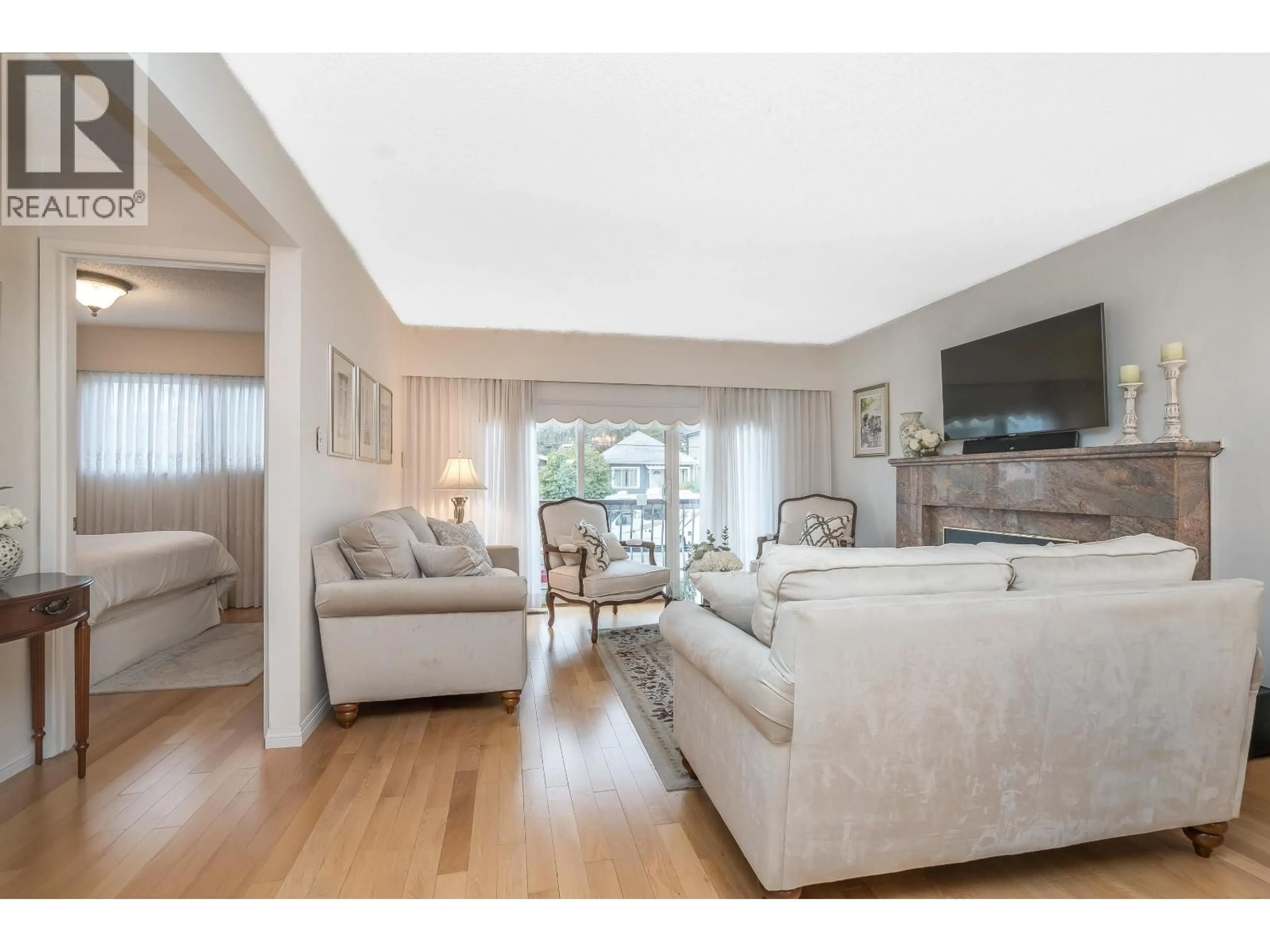 Living room with furniture, wood/laminate floor for 5262 CLARENDON STREET, Vancouver British Columbia V5R3J8