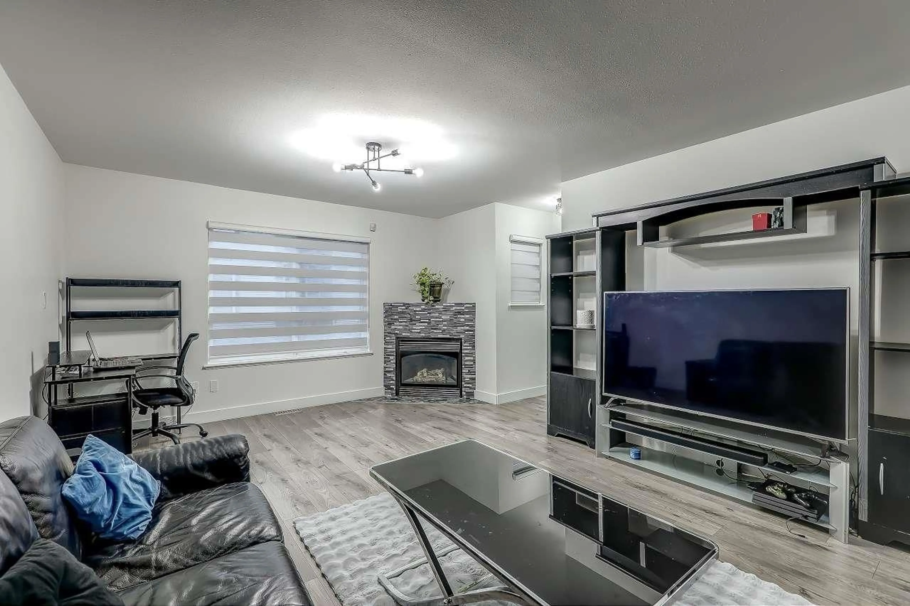 Living room with furniture, unknown for 30 - 12730 66 AVENUE, Surrey British Columbia V3W1P3