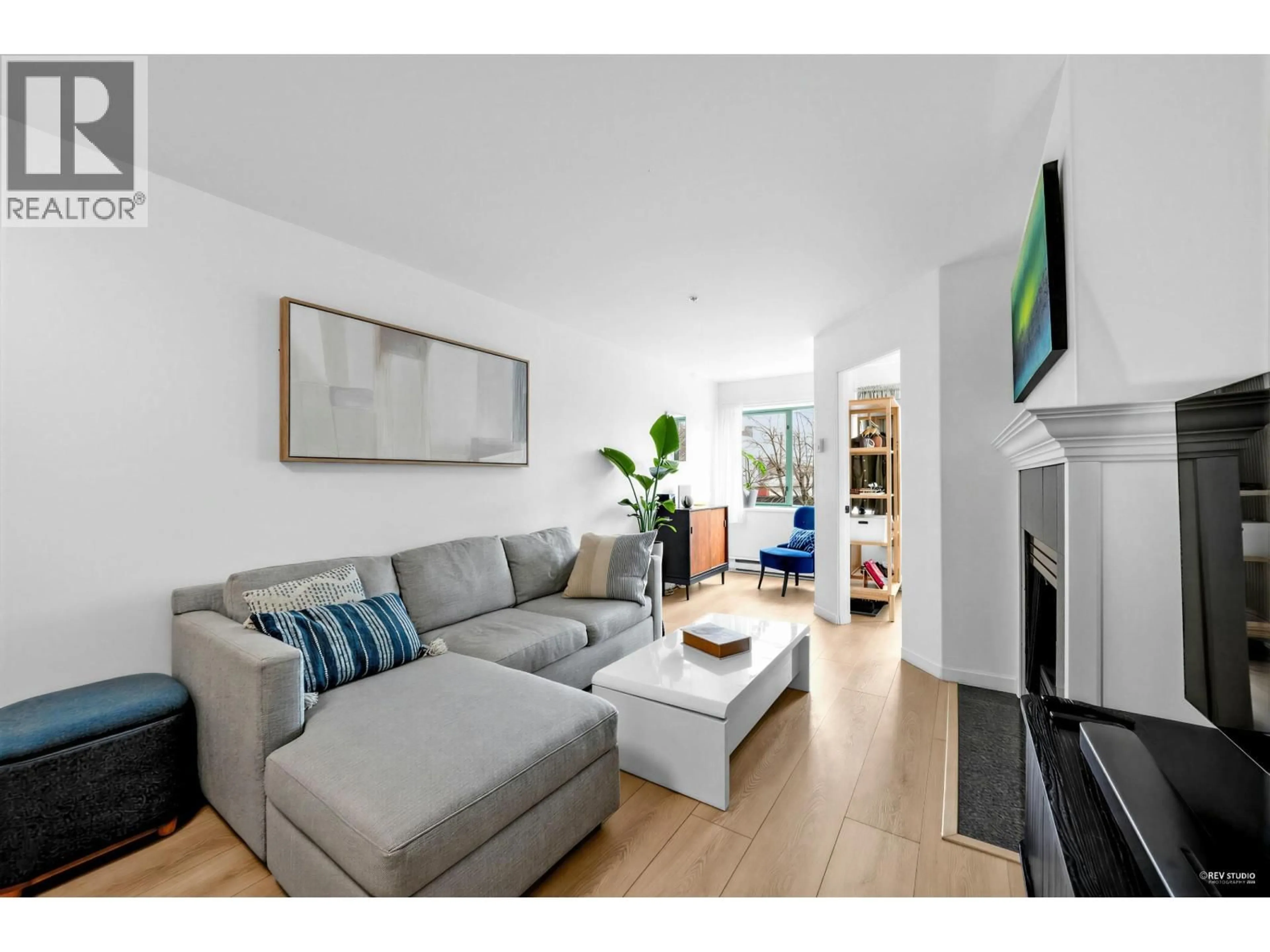 Living room with furniture, wood/laminate floor for 107 - 189 16TH AVENUE, Vancouver British Columbia V5T4R4