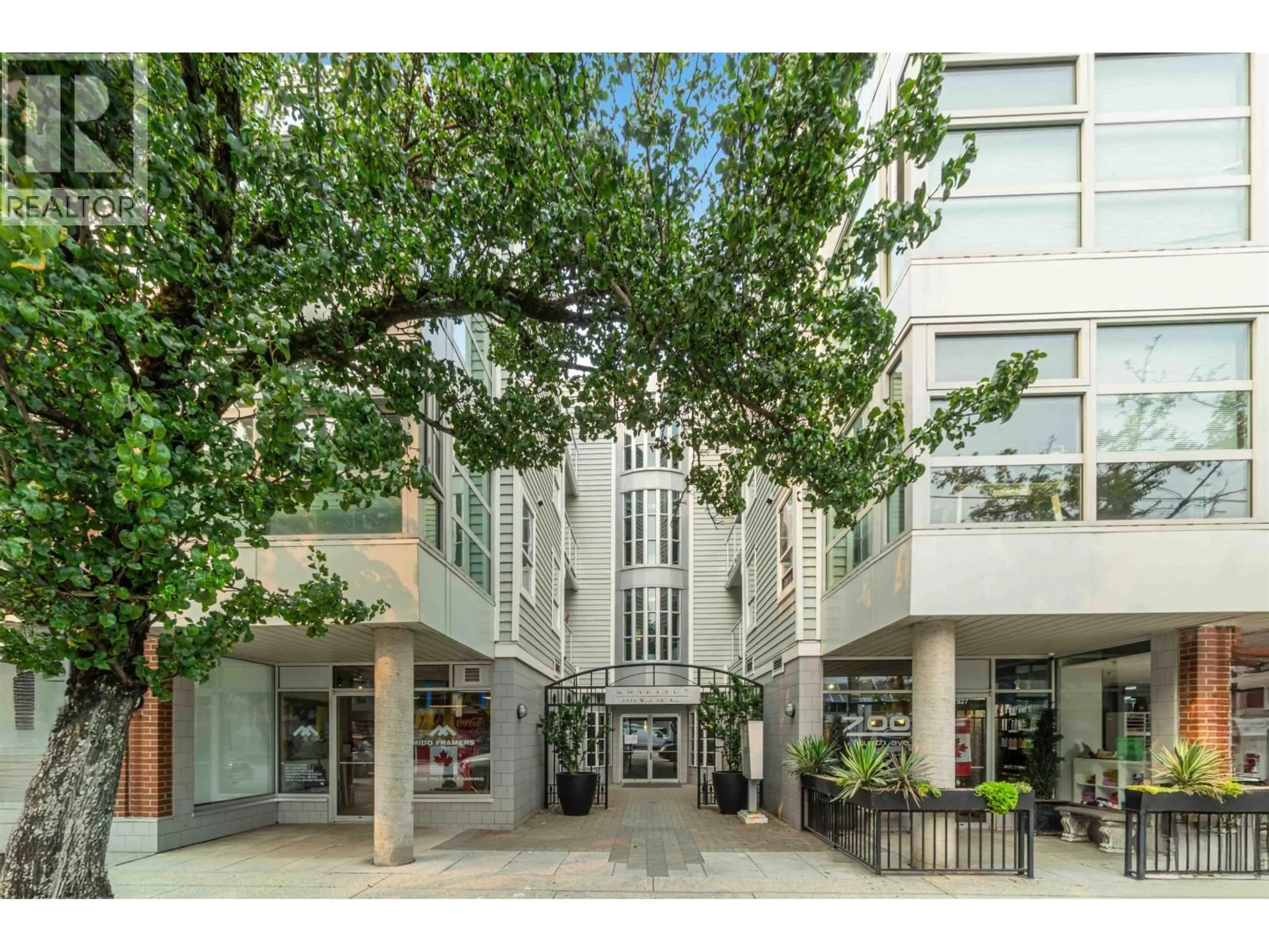 Indoor foyer for 307 - 2929 W 4TH AVENUE, Vancouver British Columbia V6K4T3