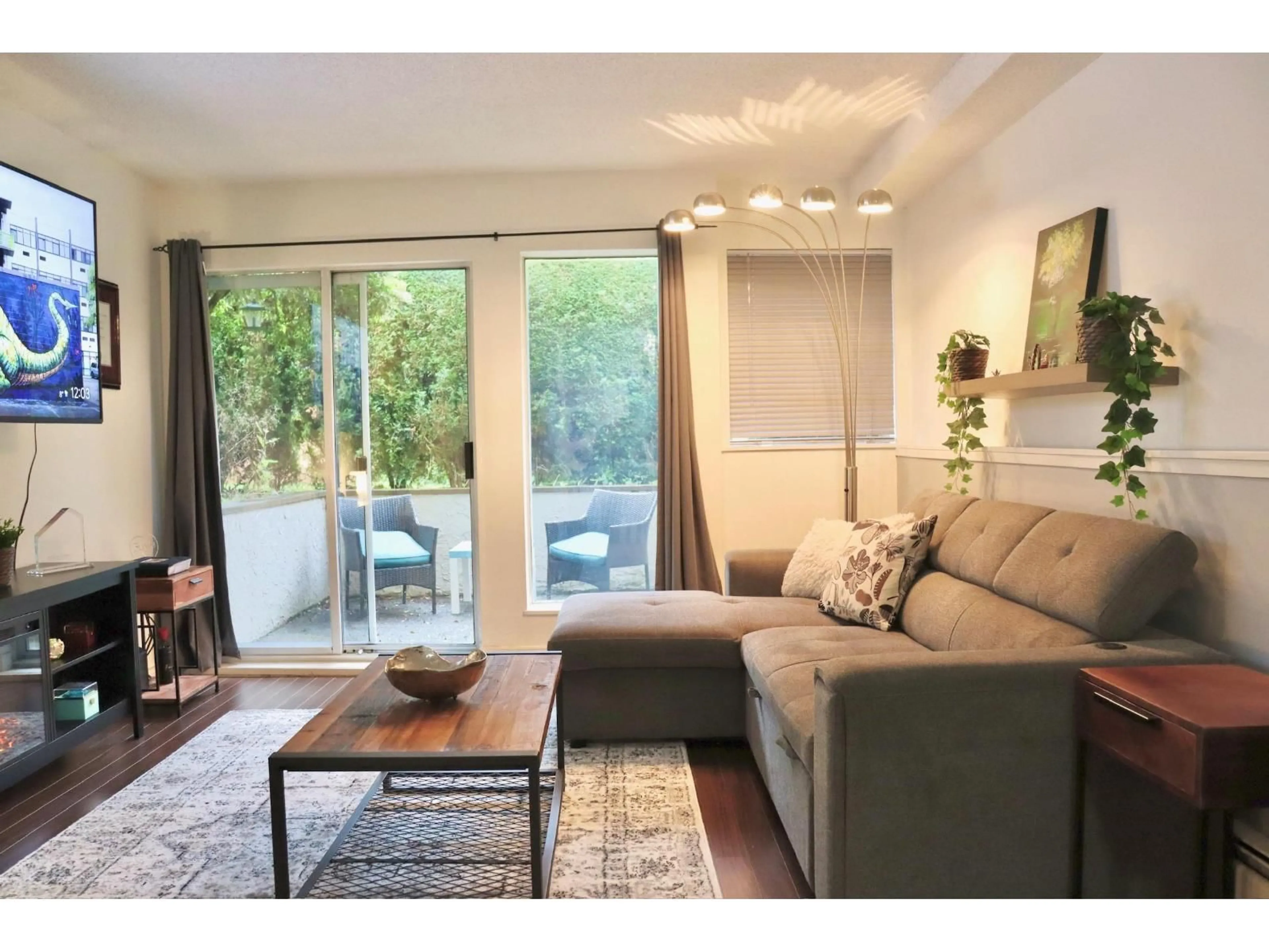 Living room with furniture, wood/laminate floor for 1 - 1860 SOUTHMERE EAST CRESCENT, Surrey British Columbia V4A6Y7