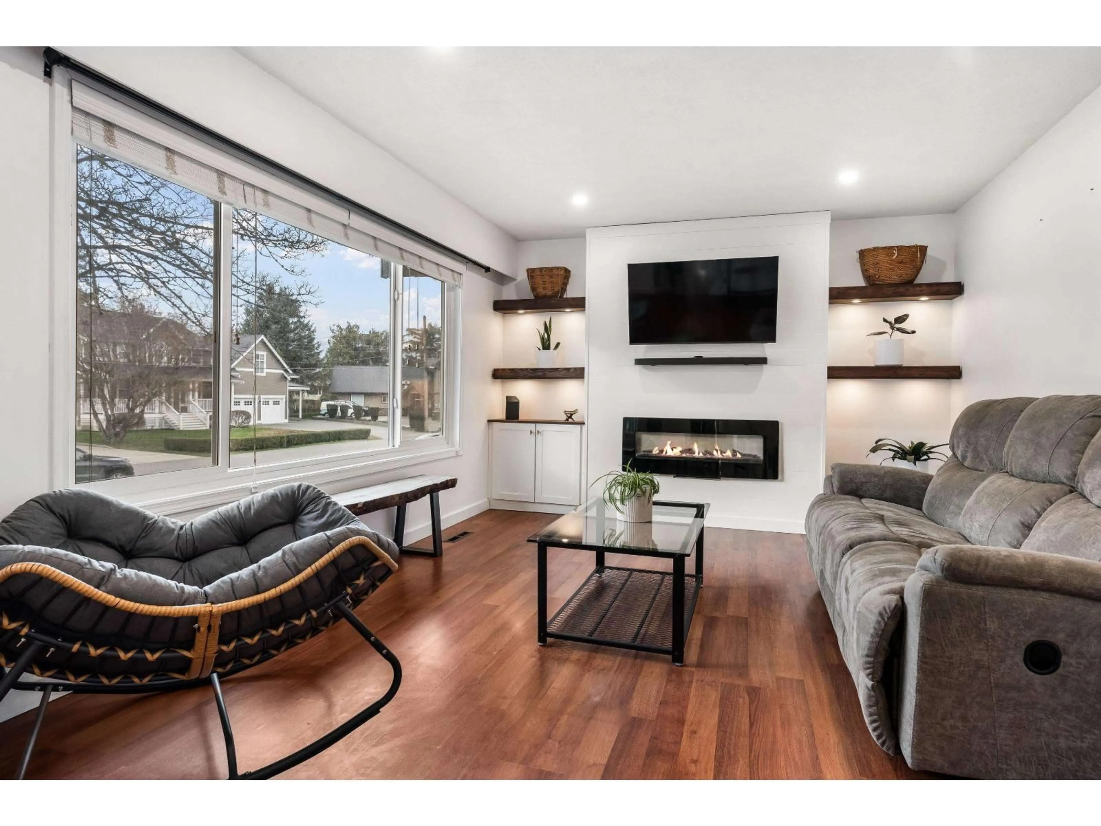 Living room with furniture, wood/laminate floor for 6970 CENTENNIAL DRIVE, Chilliwack British Columbia V2R1J7