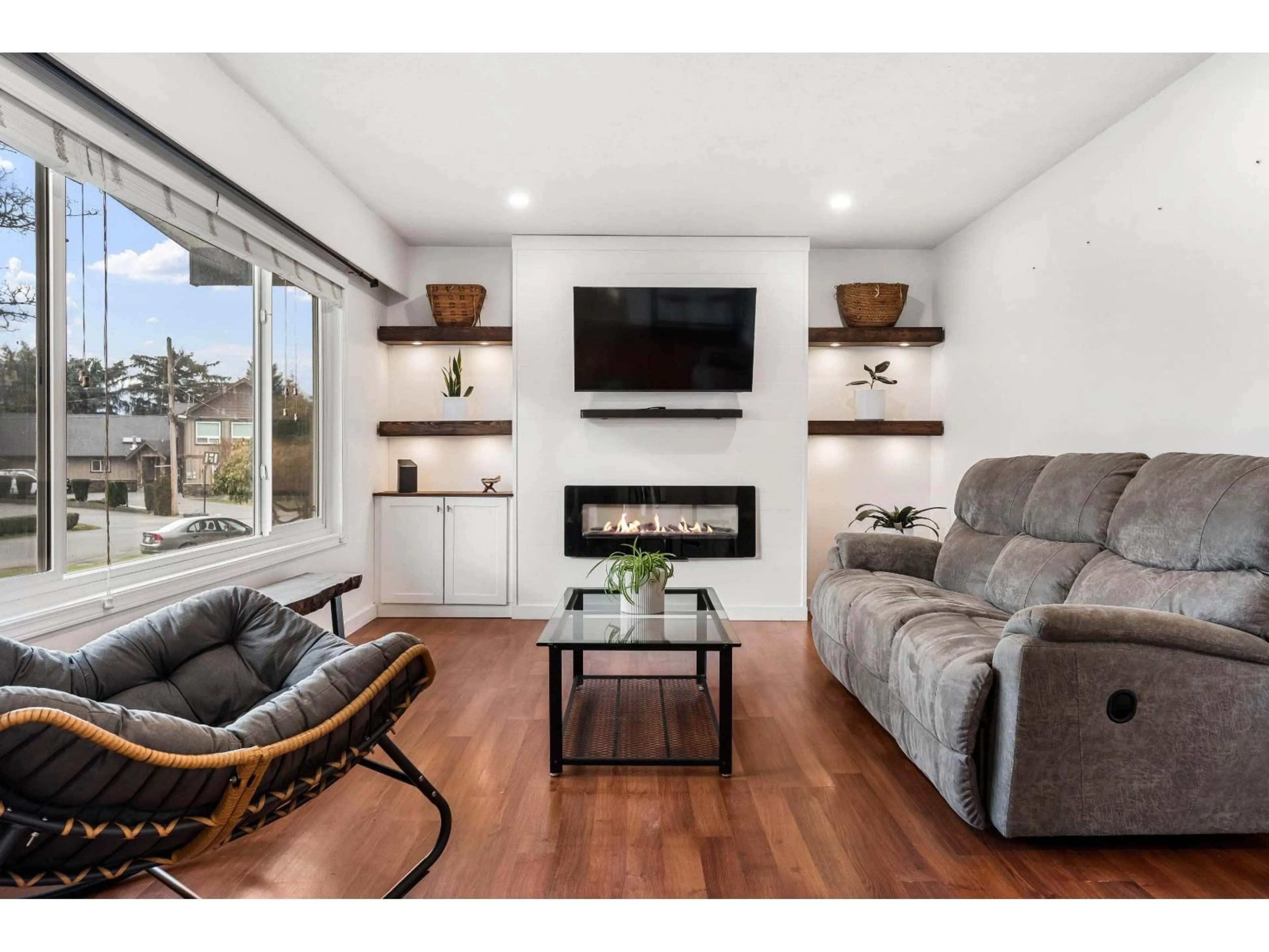 Living room with furniture, wood/laminate floor for 6970 CENTENNIAL DRIVE, Chilliwack British Columbia V2R1J7