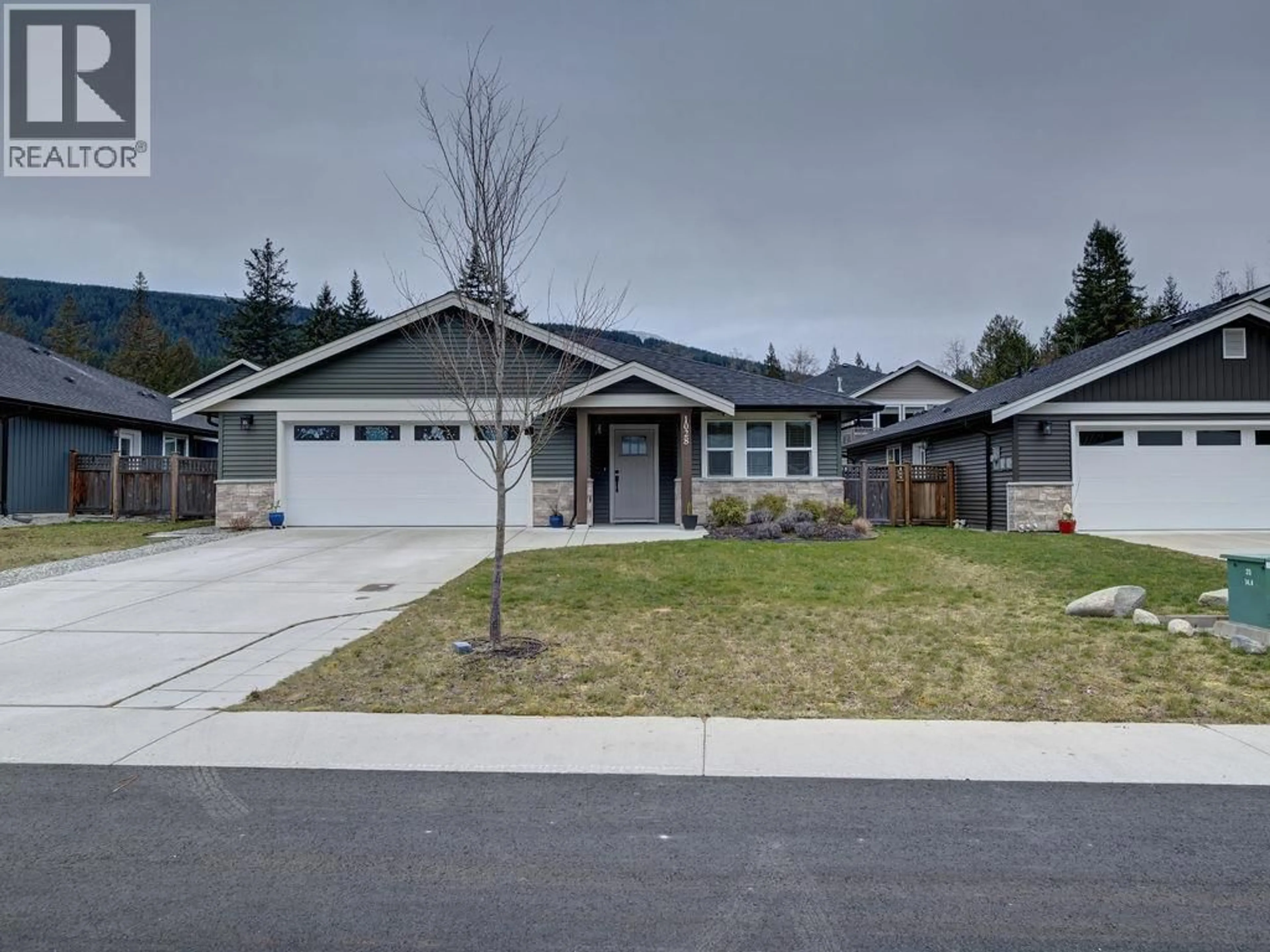 Home with vinyl exterior material, street for 1028 CELIA CRESCENT, Gibsons British Columbia V0N1V7