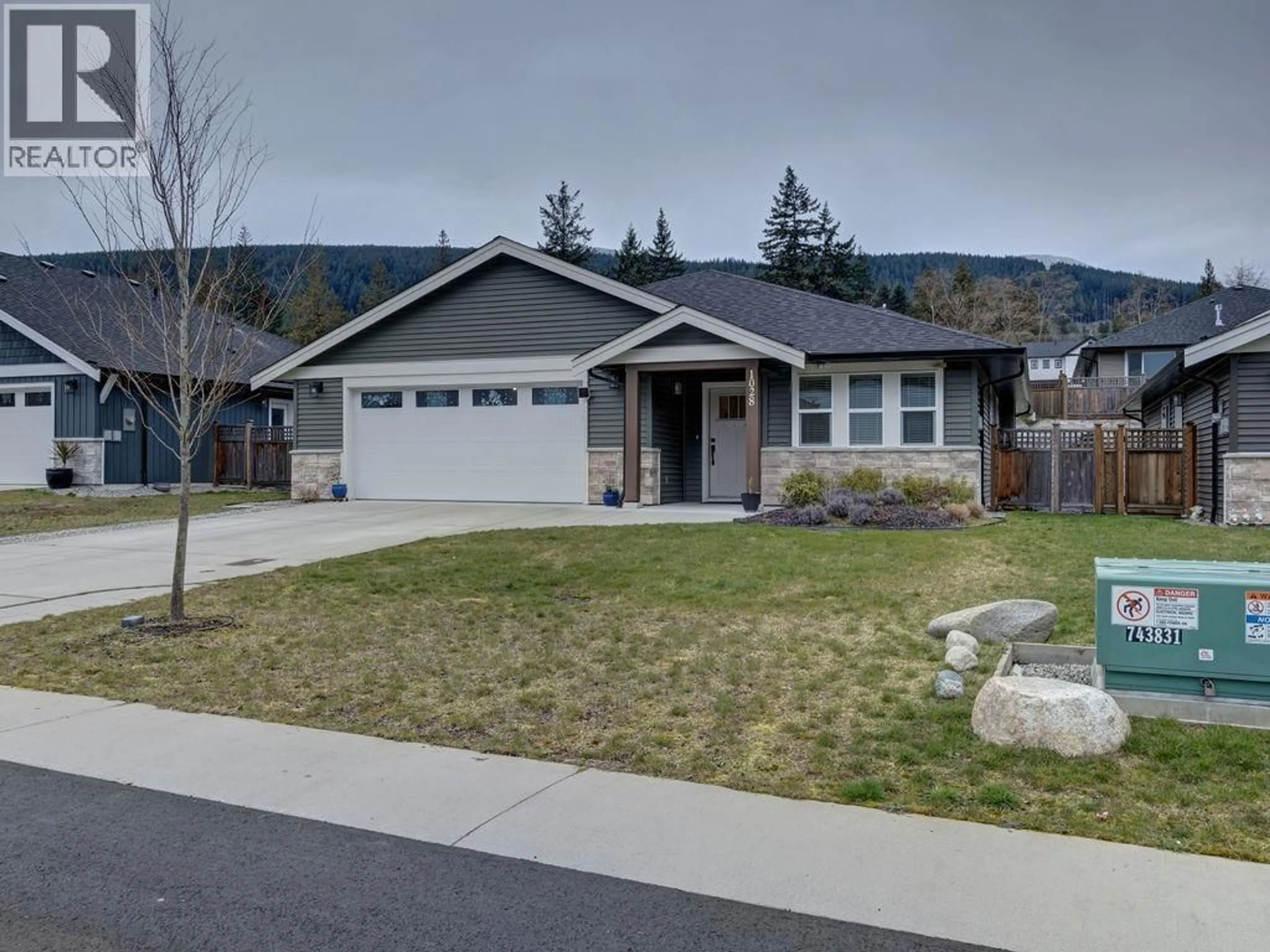 Home with vinyl exterior material, street for 1028 CELIA CRESCENT, Gibsons British Columbia V0N1V7