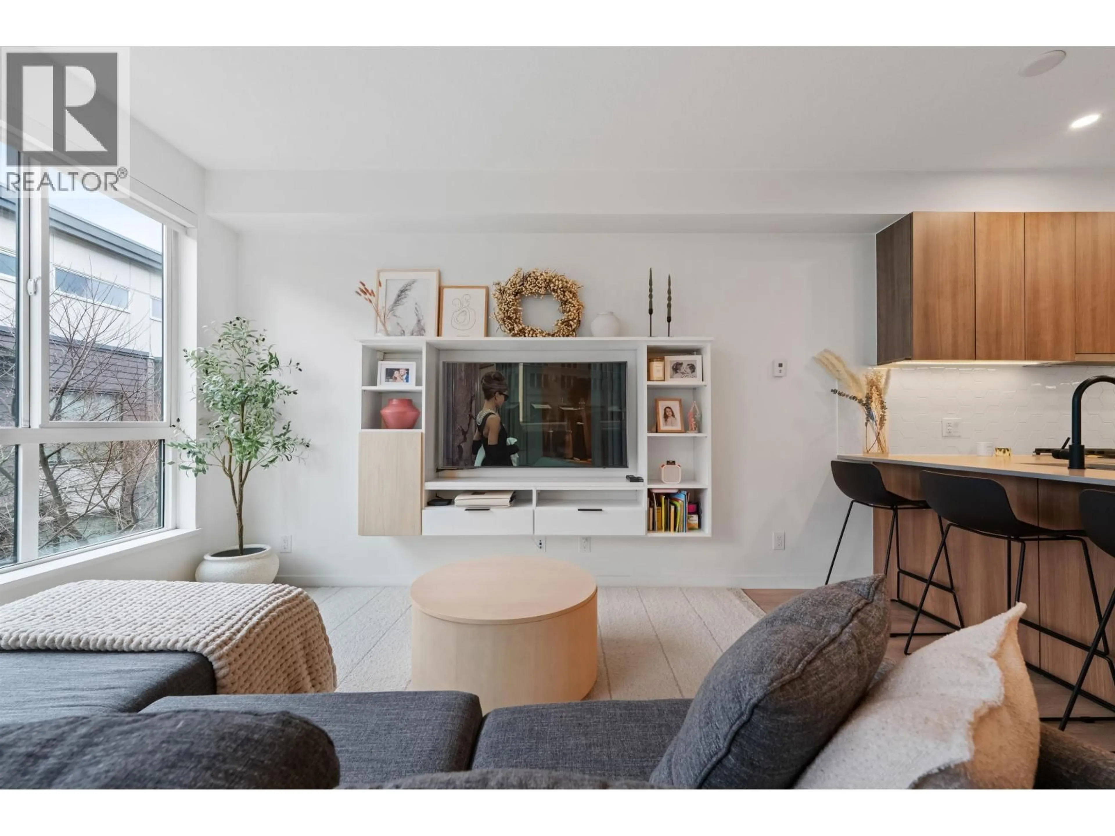 Living room with furniture, wood/laminate floor for 7 - 533 3RD STREET, North Vancouver British Columbia V7L1G4