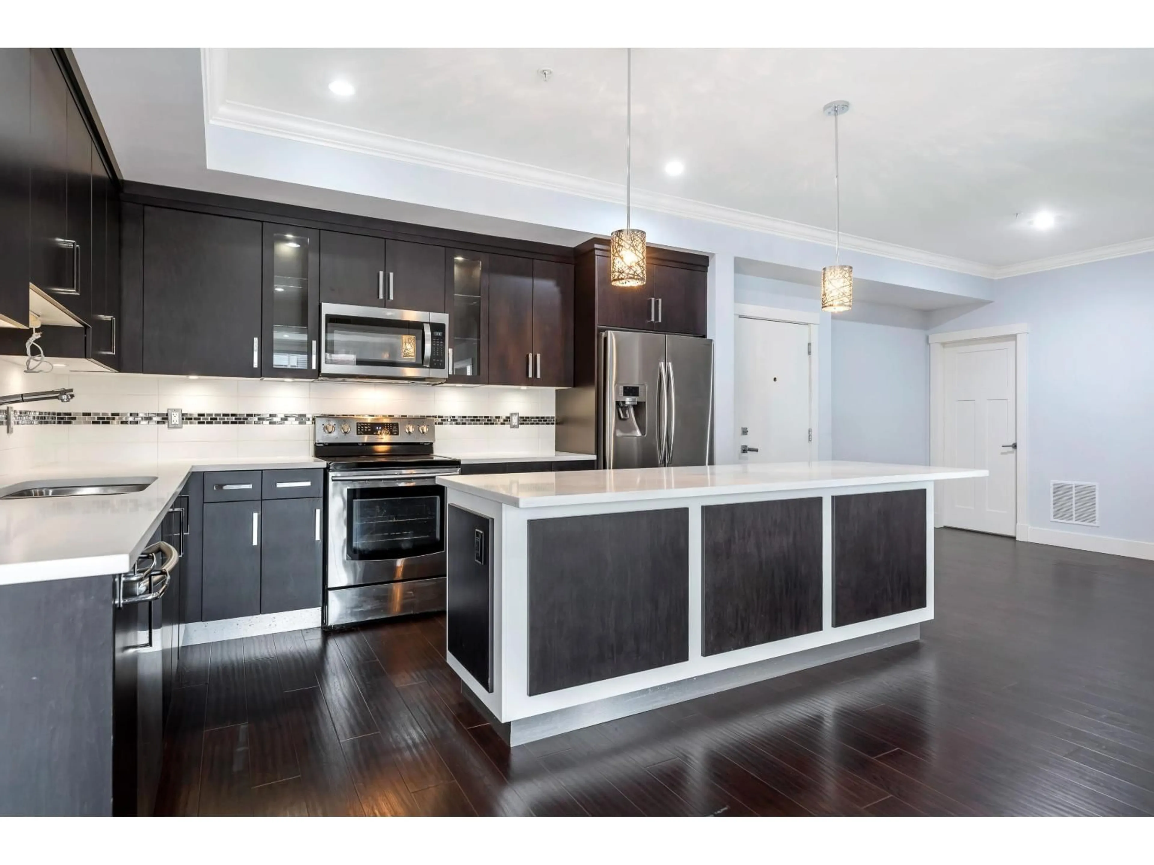 Open concept kitchen, unknown for 302 - 14885 60 AVENUE, Surrey British Columbia V3S1R8