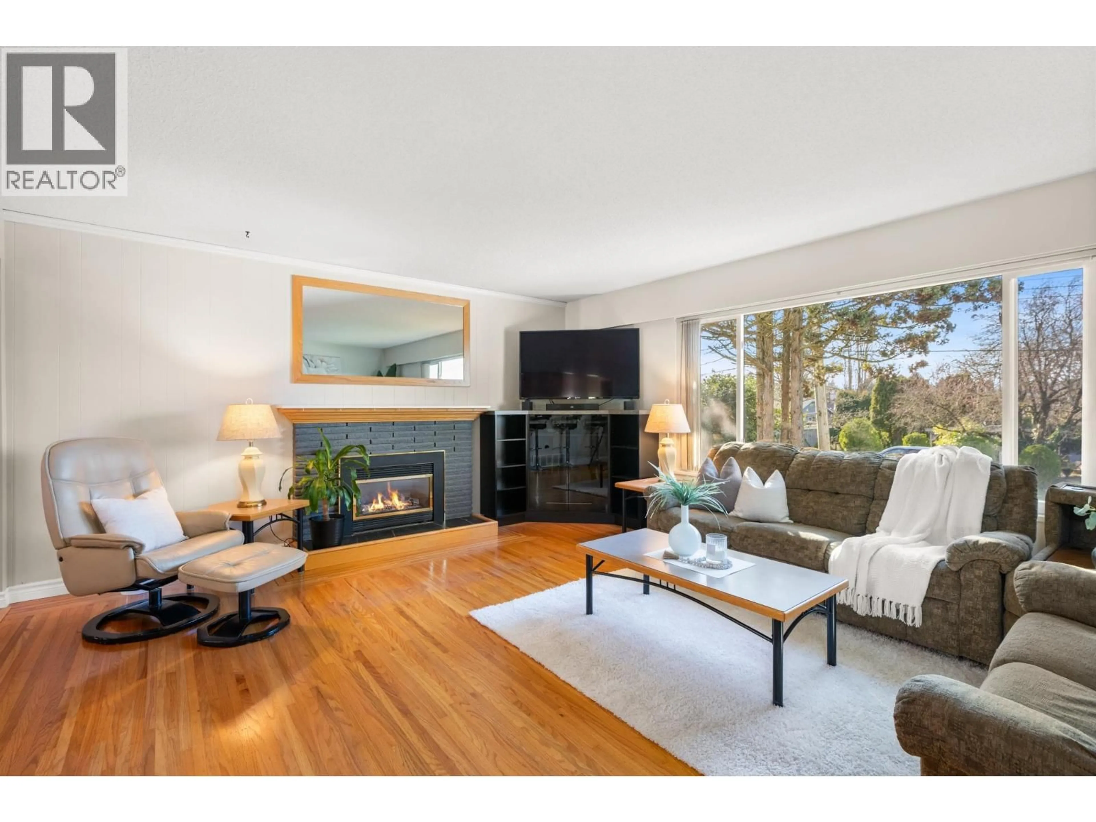 Living room with furniture, wood/laminate floor for 5118 COOPER PLACE, Delta British Columbia V4K3J1