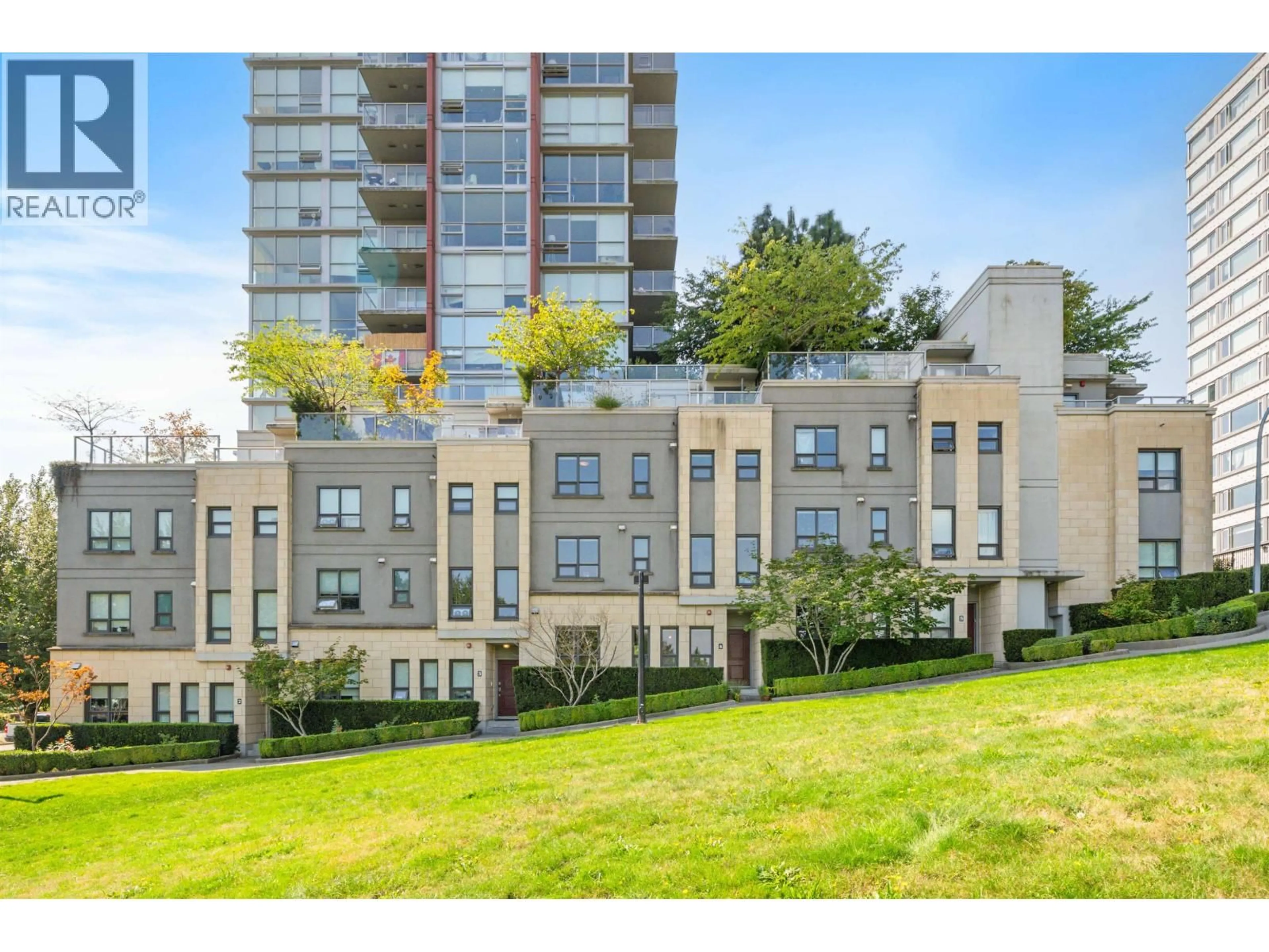 A pic from outside/outdoor area/front of a property/back of a property/a pic from drone, unknown for TH4 - 125 COLUMBIA STREET, New Westminster British Columbia V3L0G8