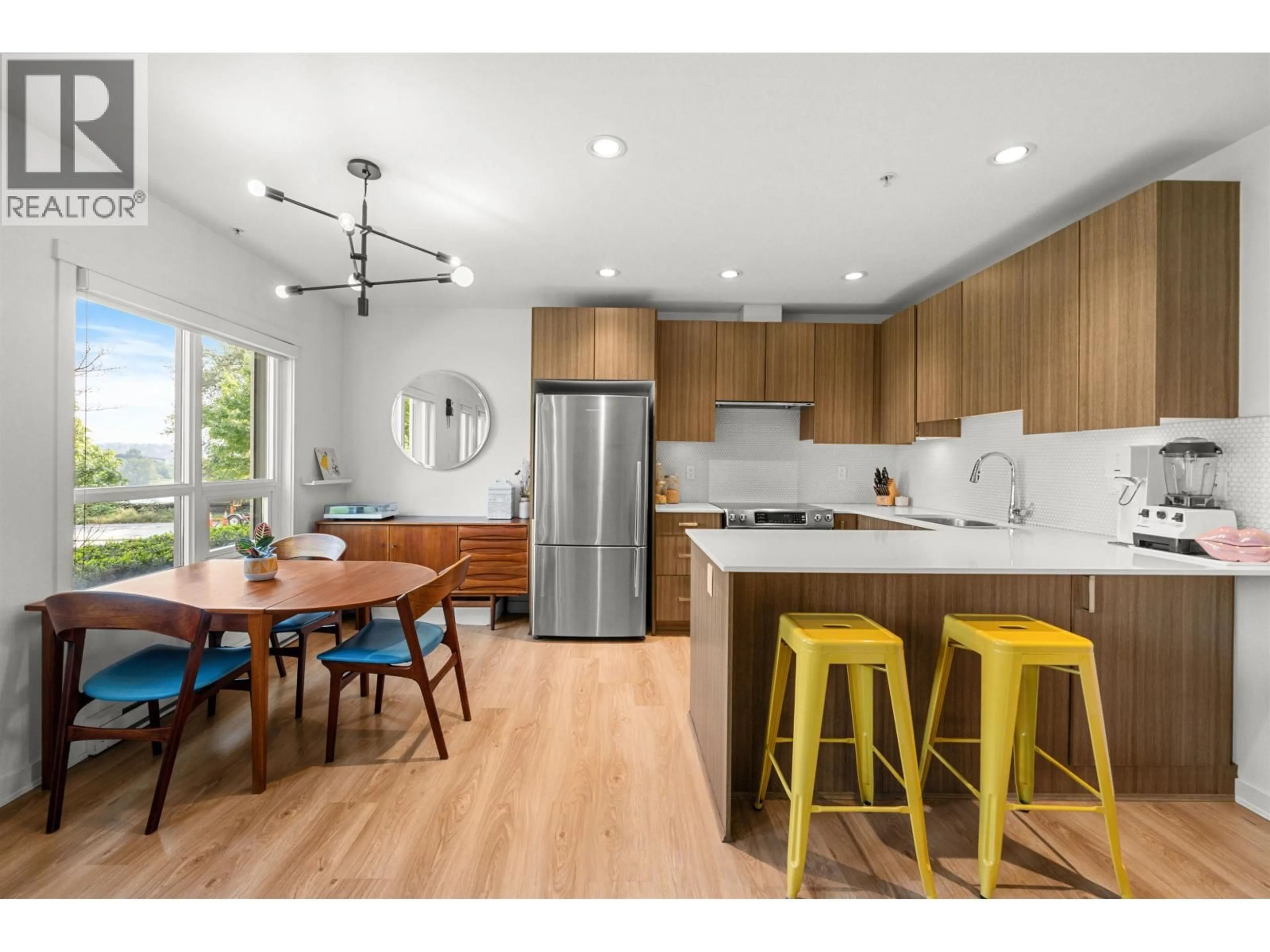 Open concept kitchen, wood/laminate floor for TH4 - 125 COLUMBIA STREET, New Westminster British Columbia V3L0G8