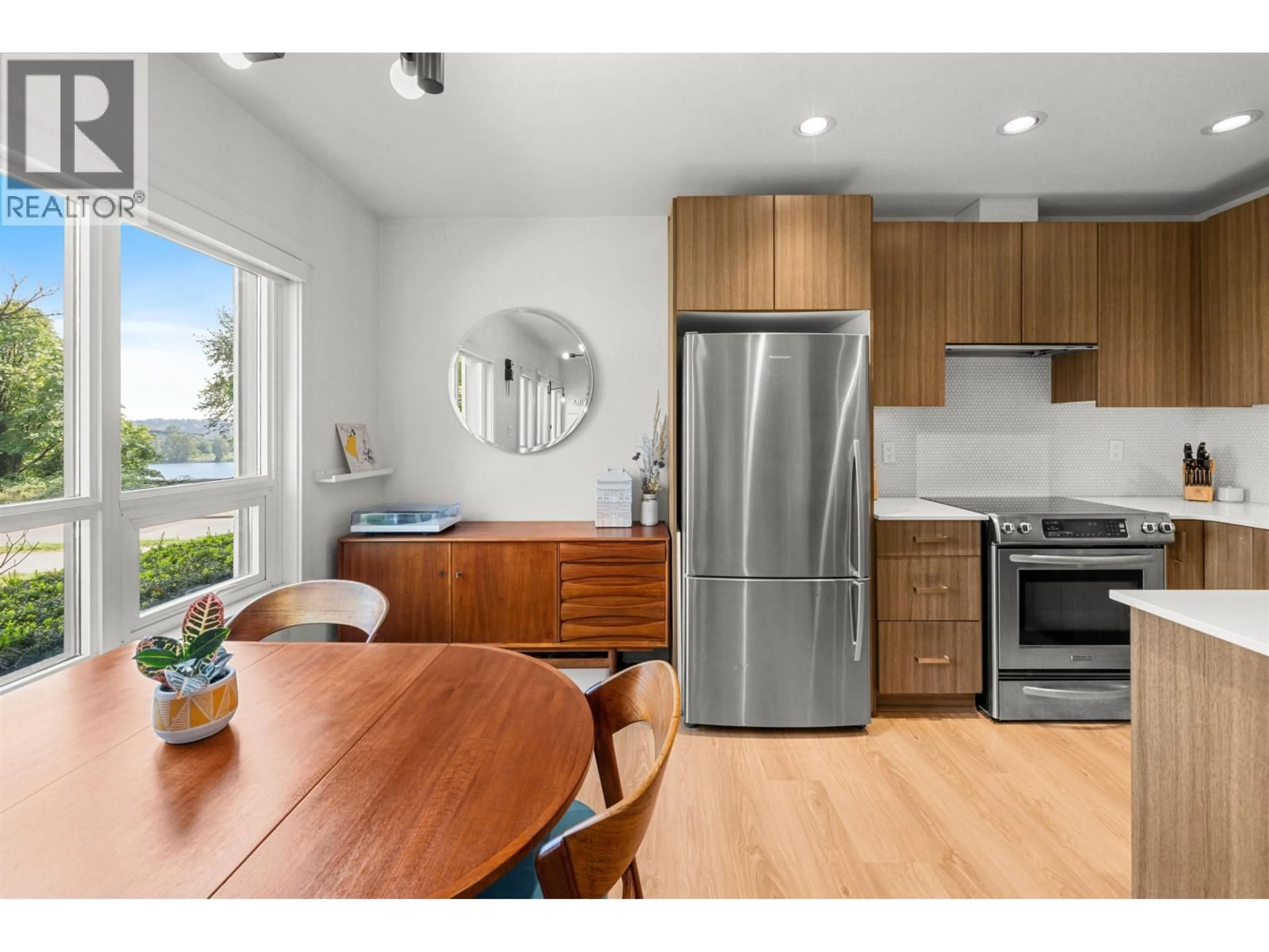 Open concept kitchen, wood/laminate floor for TH4 - 125 COLUMBIA STREET, New Westminster British Columbia V3L0G8