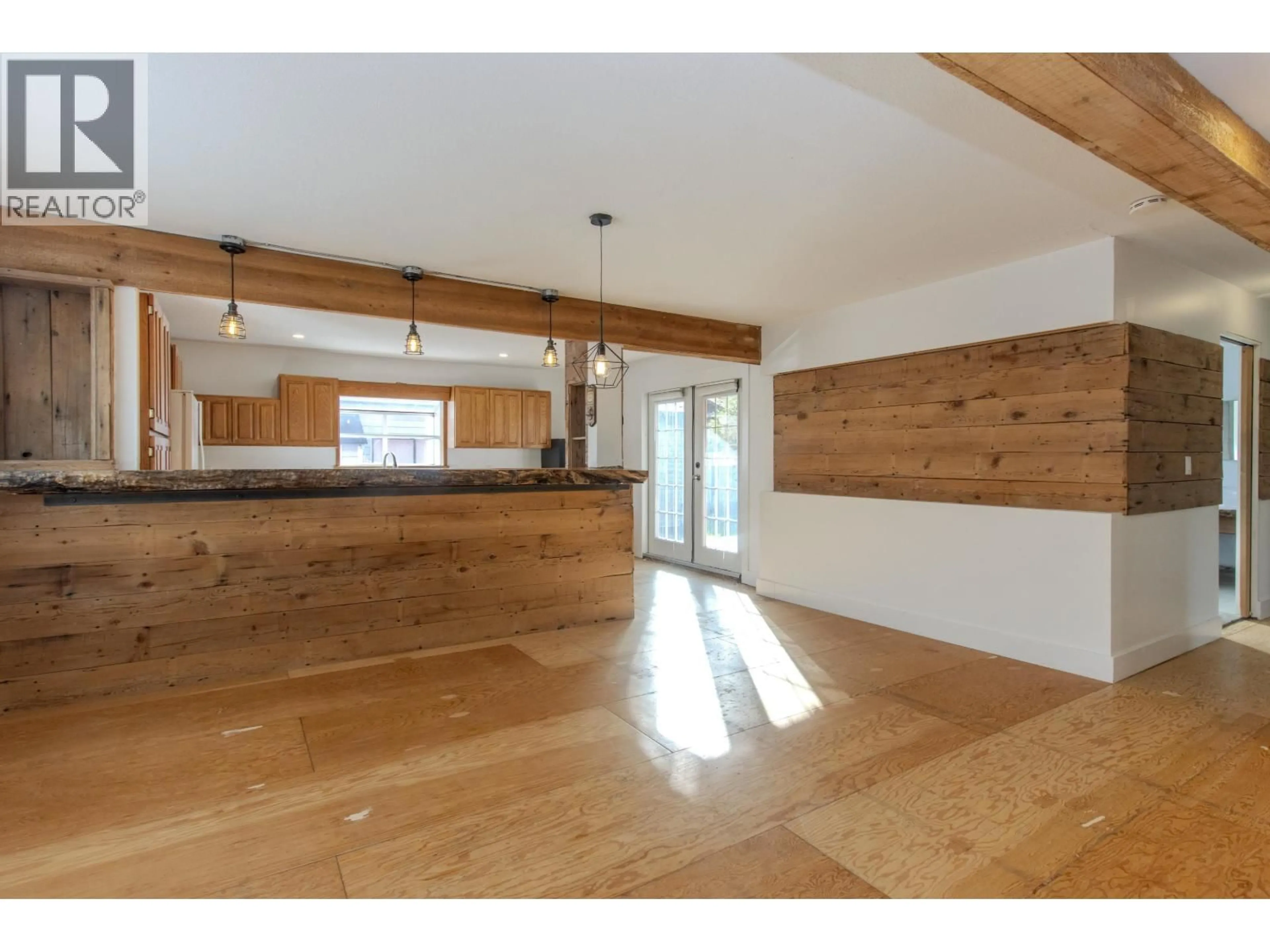 Open concept kitchen, wood/laminate floor for 37970 FIFTH AVENUE, Squamish British Columbia V8P0P7