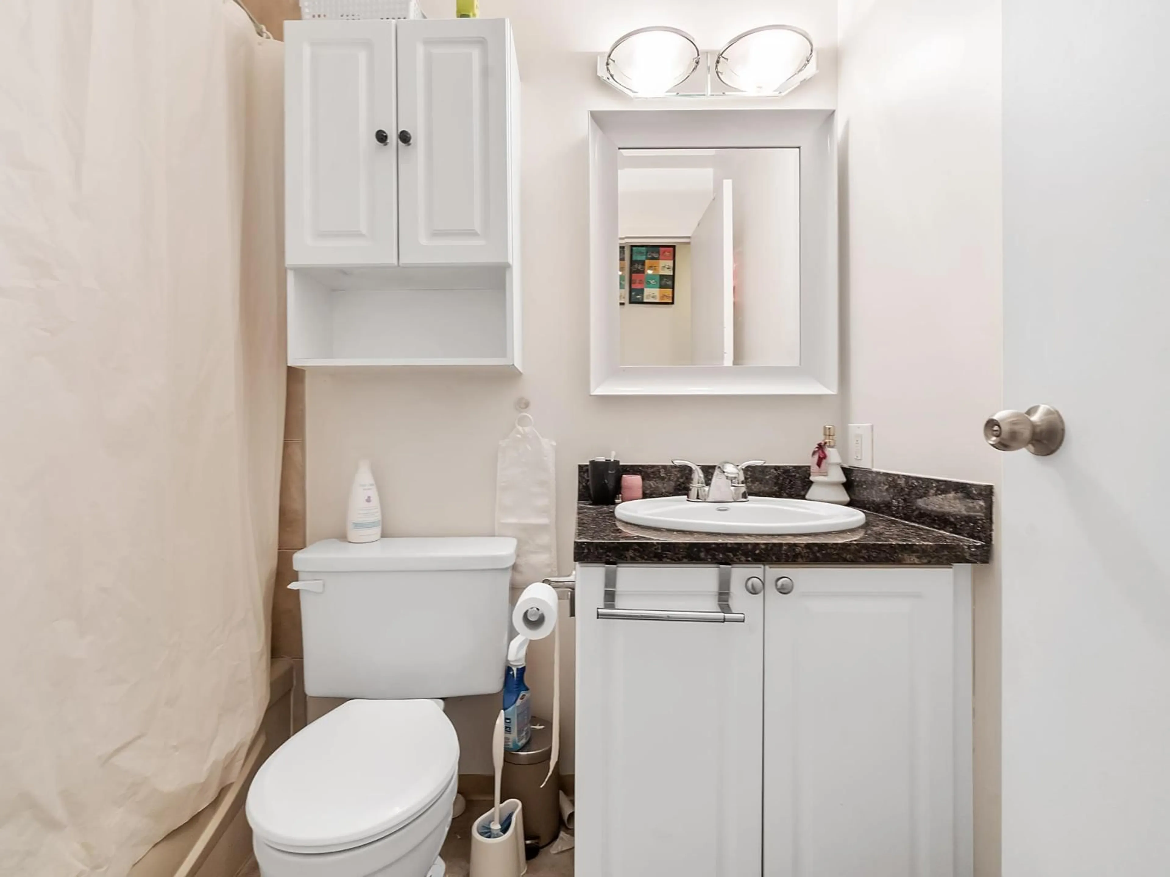 Standard bathroom, ceramic/tile floor for 1615 - 10620 150 STREET, Surrey British Columbia V3R7S1