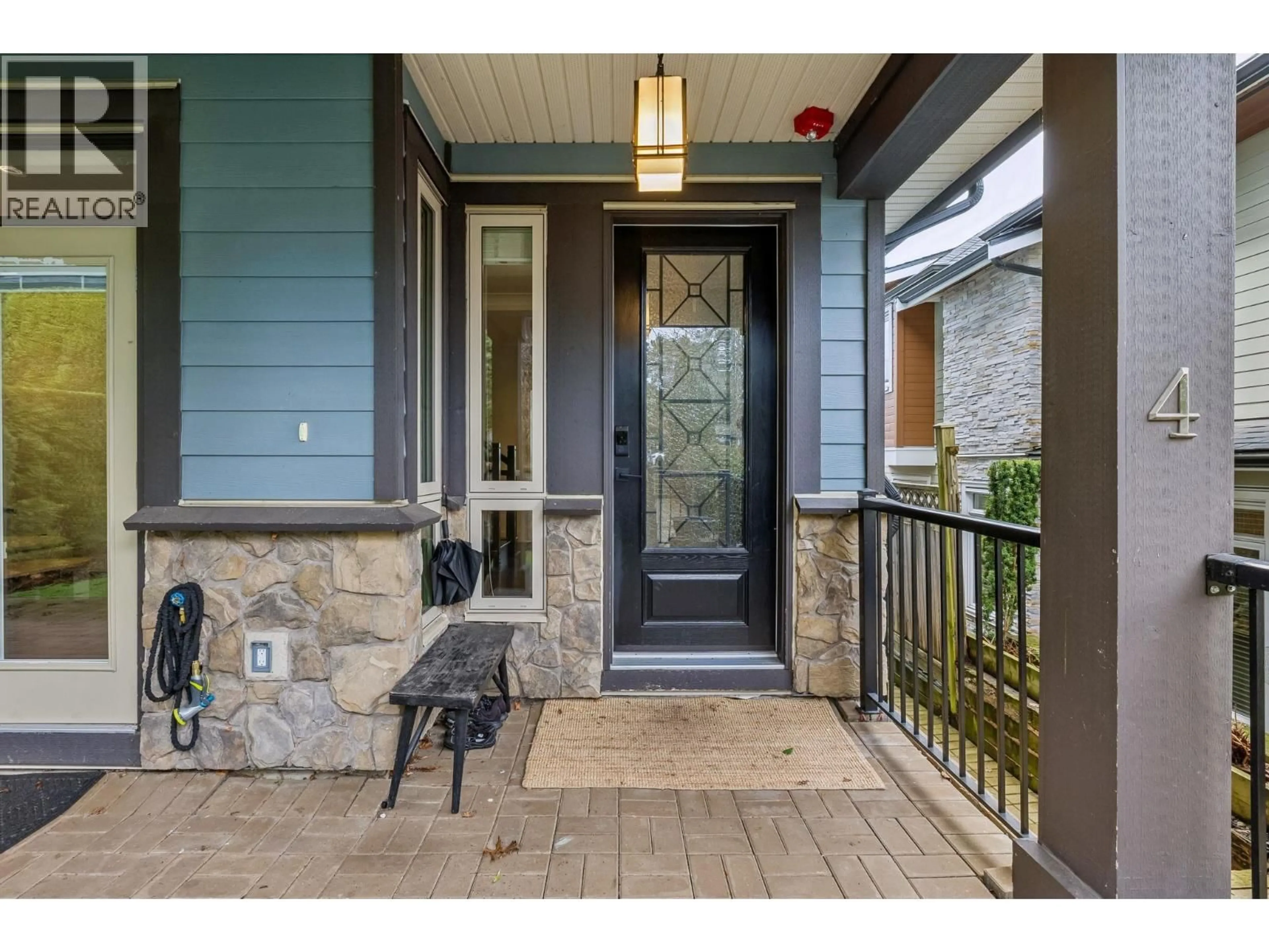 Indoor entryway for 4 - 651 W 14TH ST, North Vancouver British Columbia V7M1R3