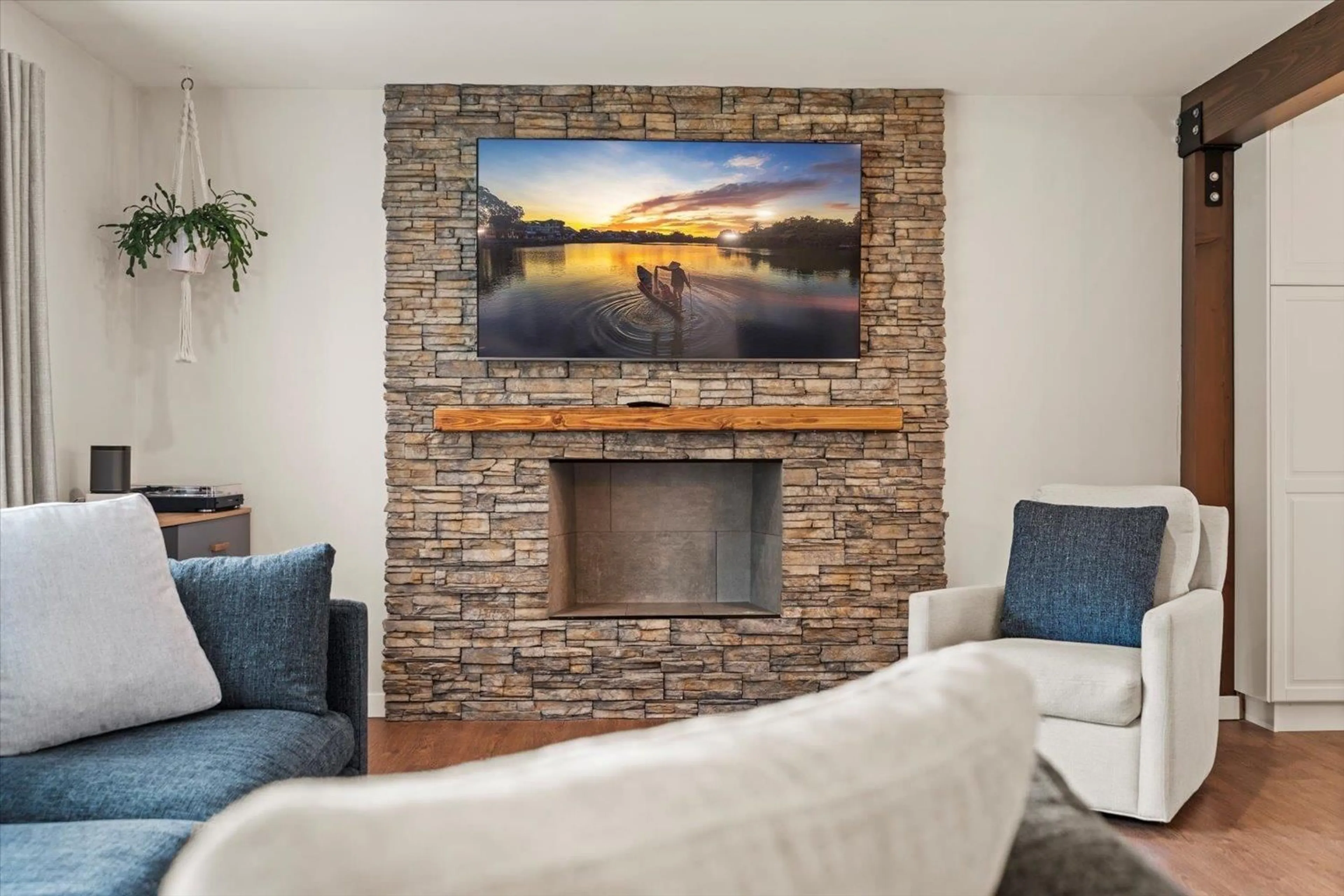 Home theater for 34849 HIGH DRIVE, Abbotsford British Columbia V2S2X7