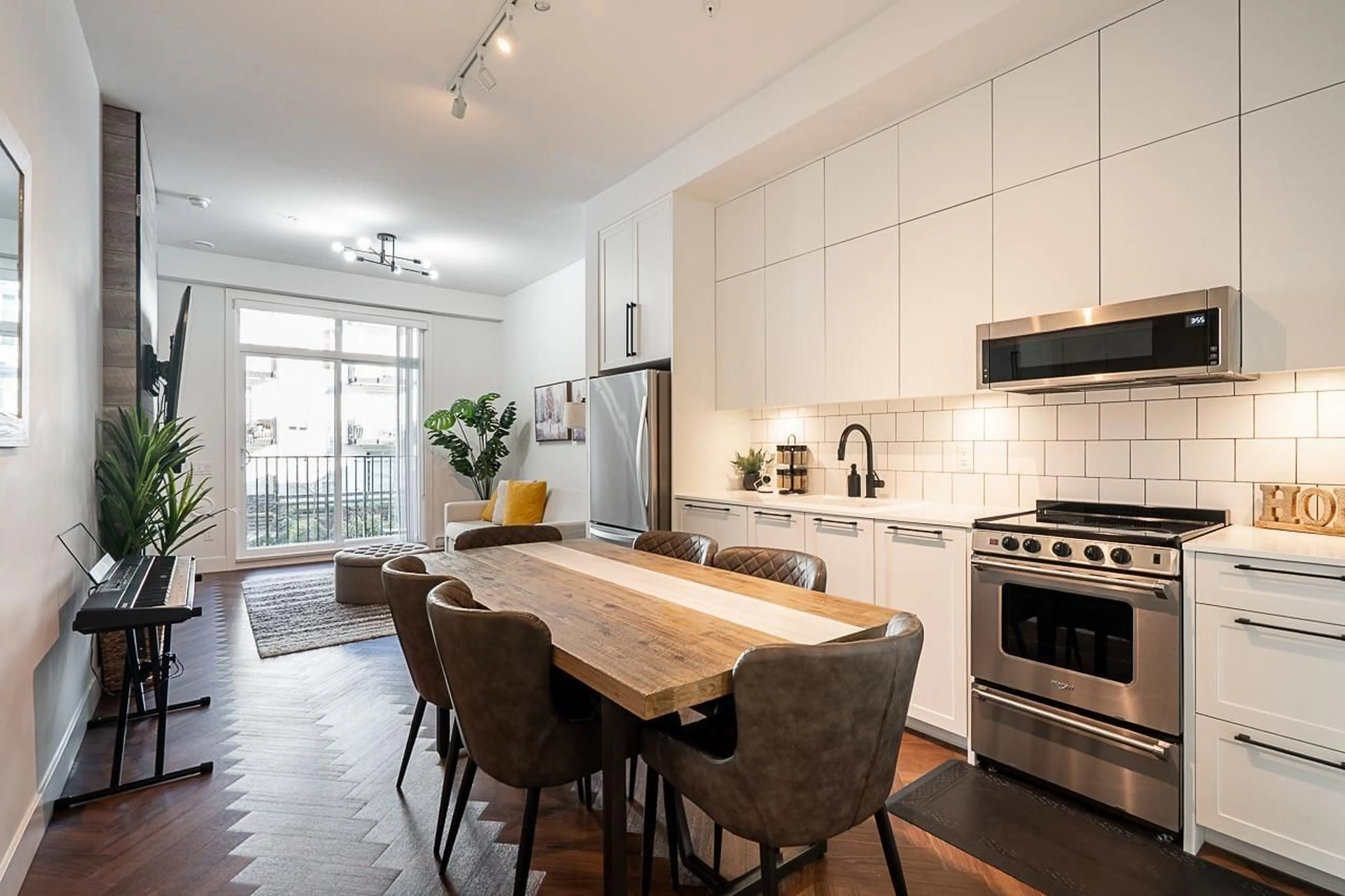 Open concept kitchen, ceramic/tile floor for 207 - 13929 105A AVENUE, Surrey British Columbia V3T2B6