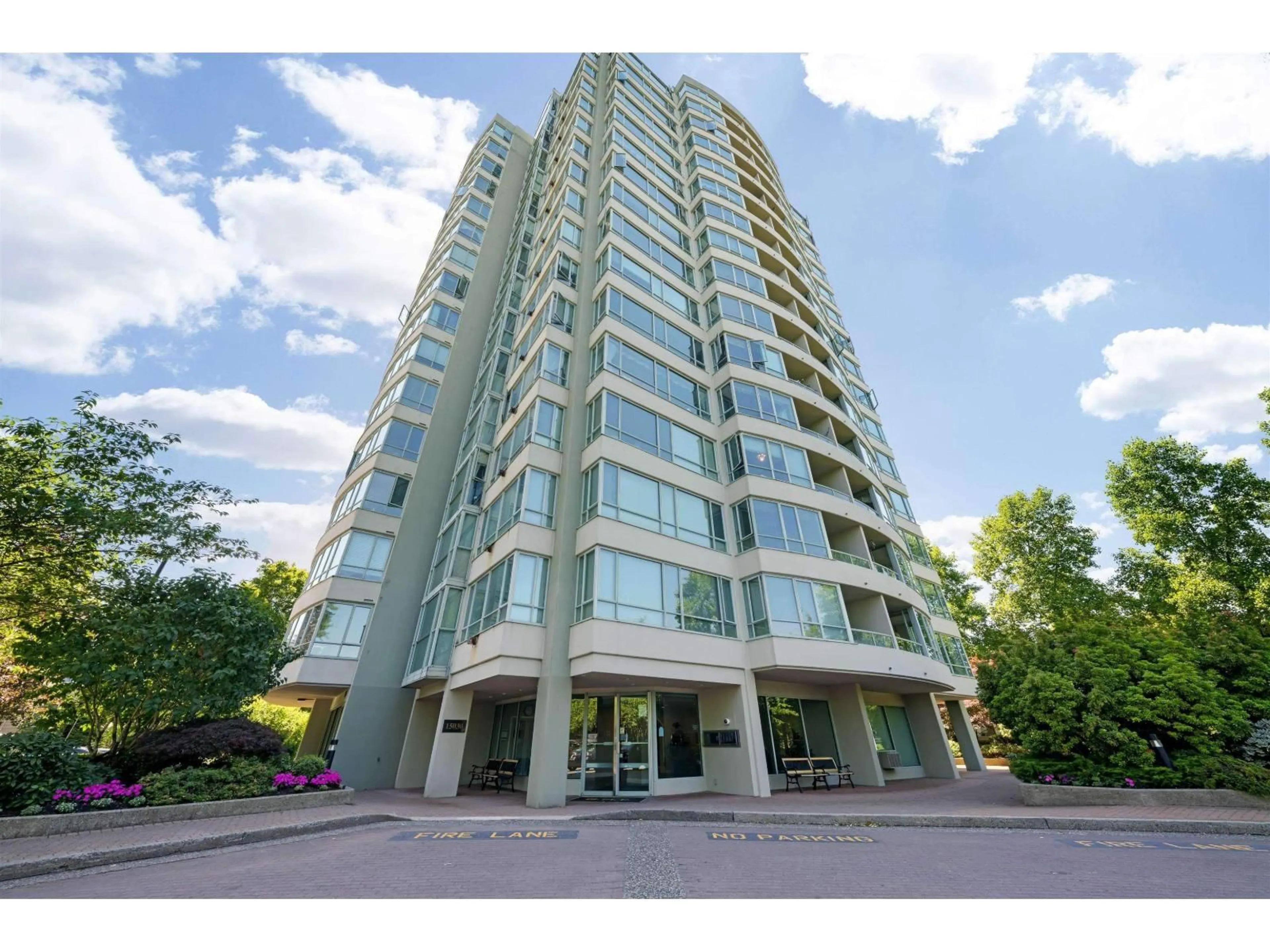 Indoor foyer for 1605 - 15030 101 AVENUE, Surrey British Columbia V3R0N3