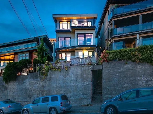 15061 VICTORIA AVENUE, White Rock 2