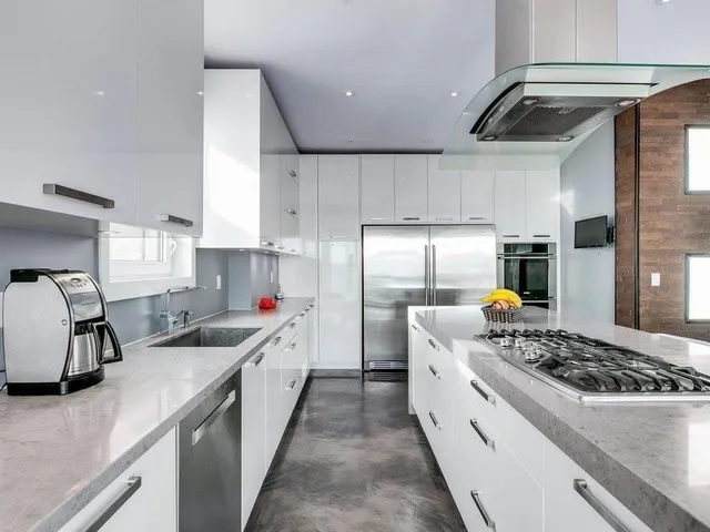 15061 VICTORIA AVENUE, White Rock 5