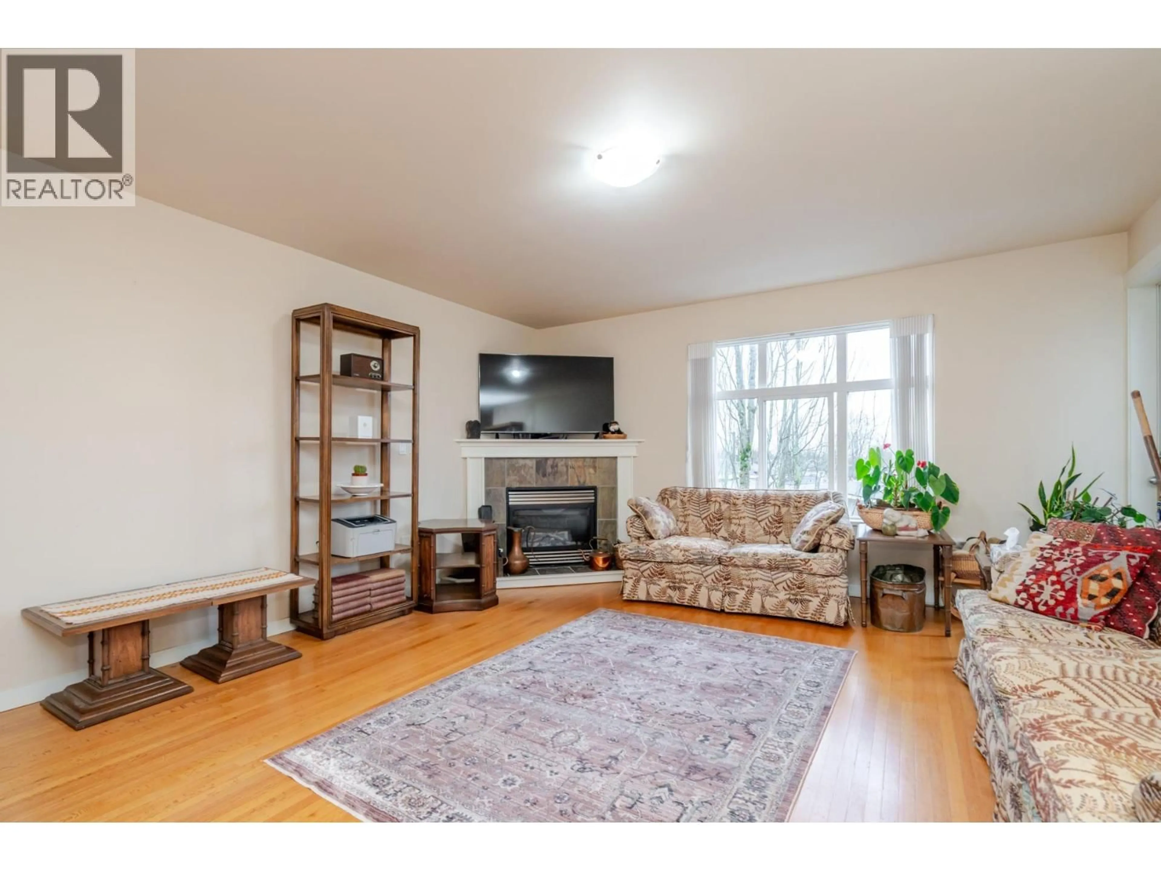 Living room with furniture, wood/laminate floor for 304 - 4272 ALBERT STREET, Burnaby British Columbia V5C2E8