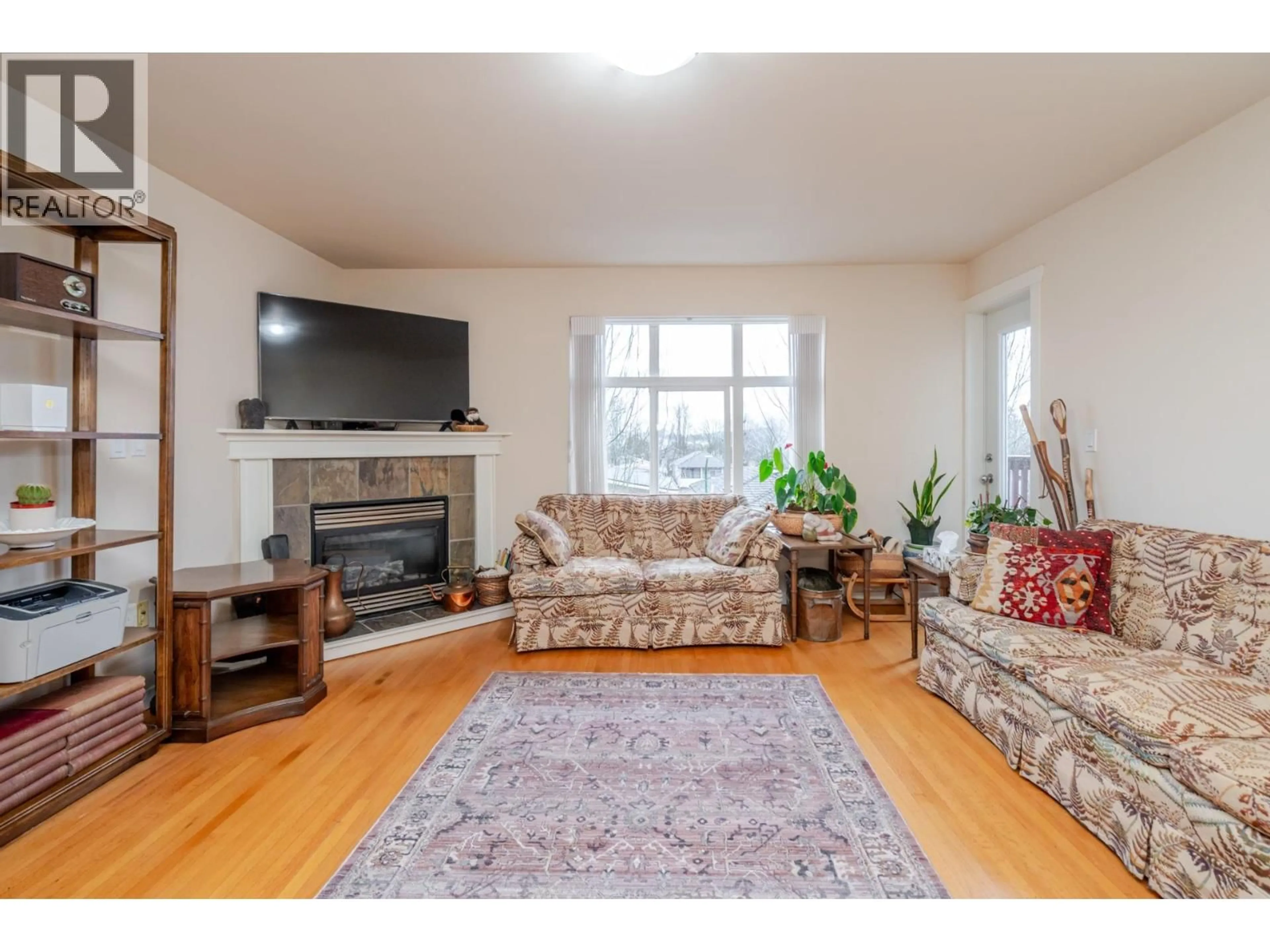 Living room with furniture, wood/laminate floor for 304 - 4272 ALBERT STREET, Burnaby British Columbia V5C2E8