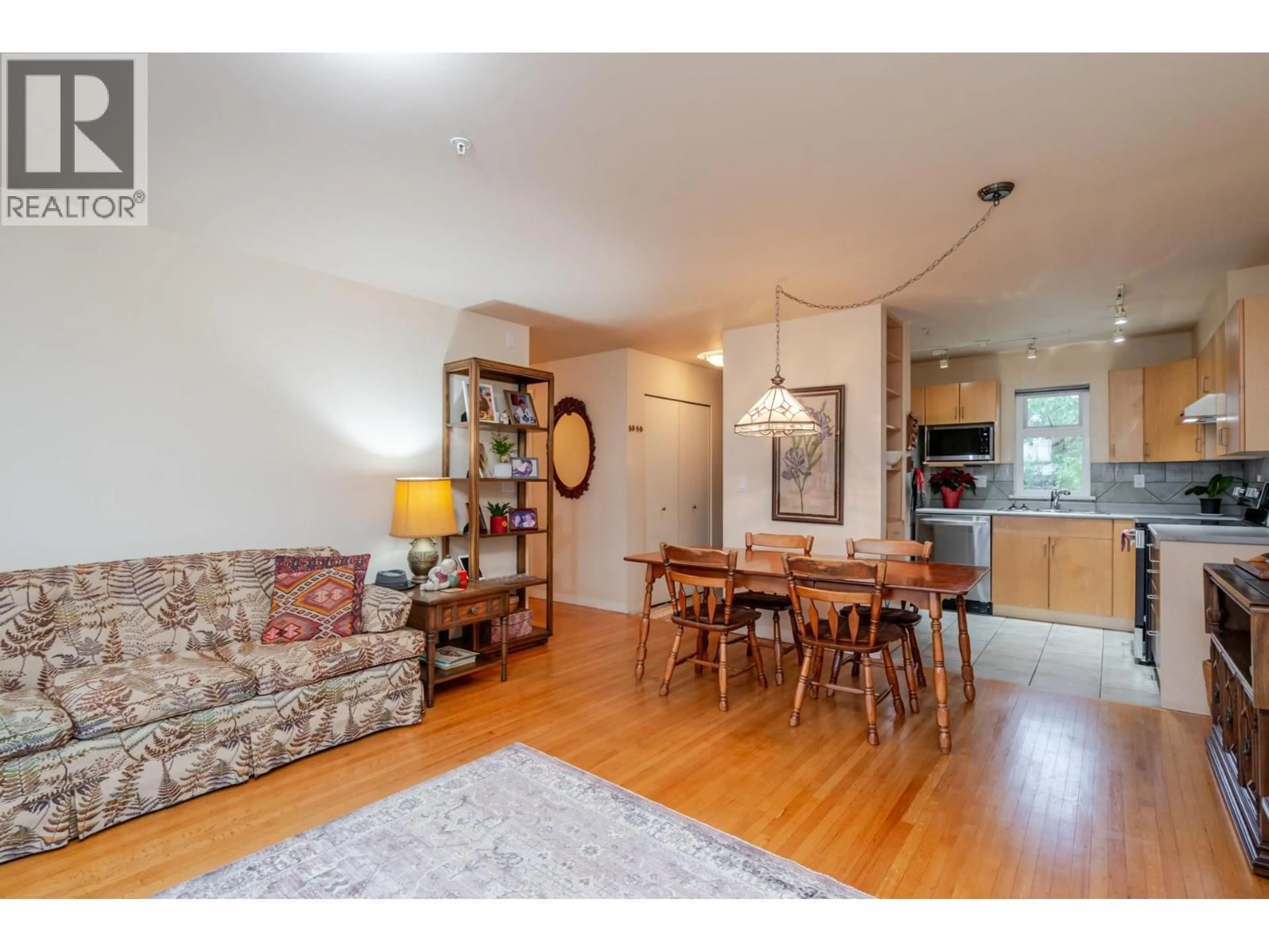 Living room with furniture, wood/laminate floor for 304 - 4272 ALBERT STREET, Burnaby British Columbia V5C2E8