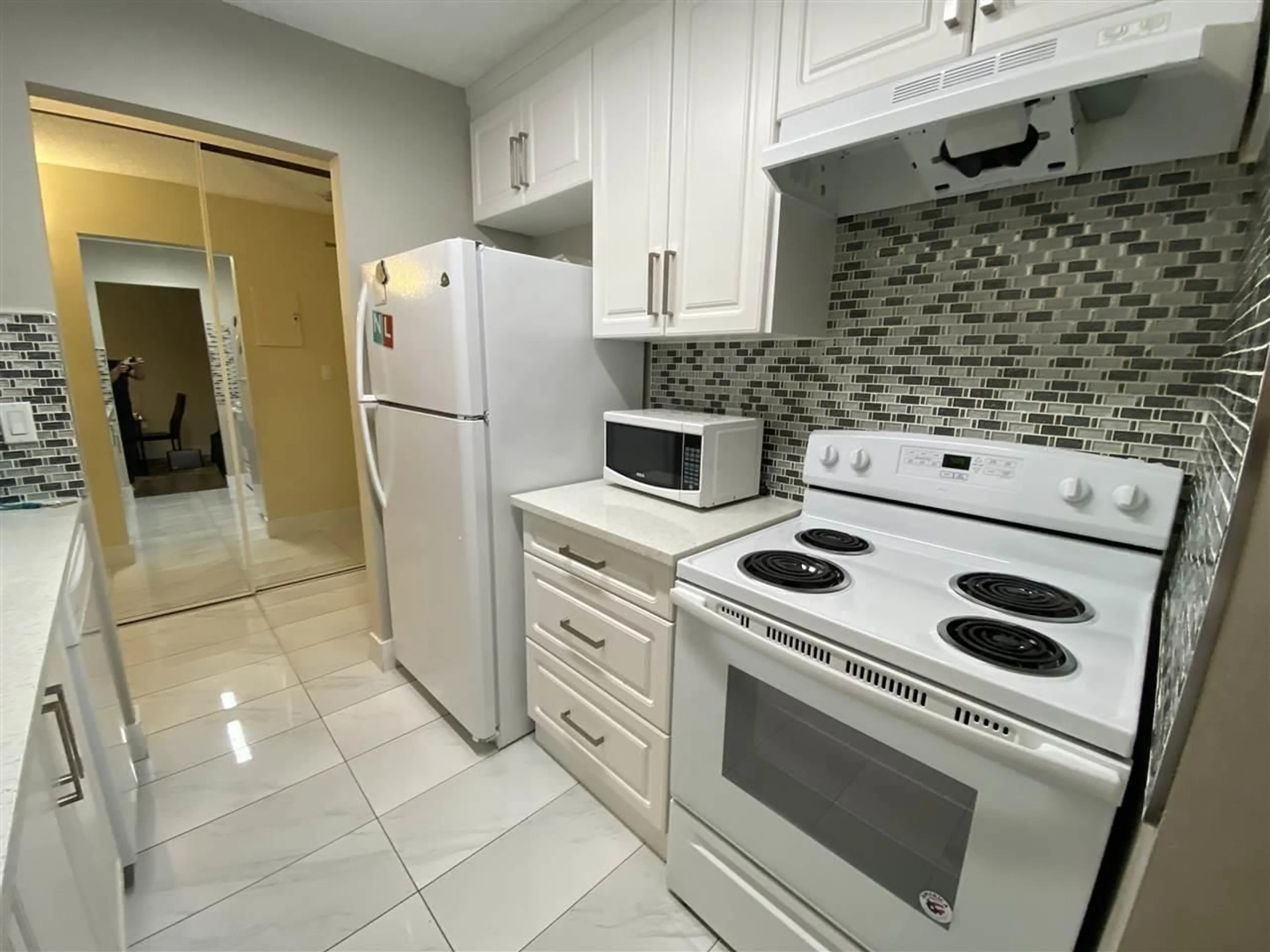 Standard kitchen, ceramic/tile floor for 312 - 13977 74 AVENUE, Surrey British Columbia V3W6G6