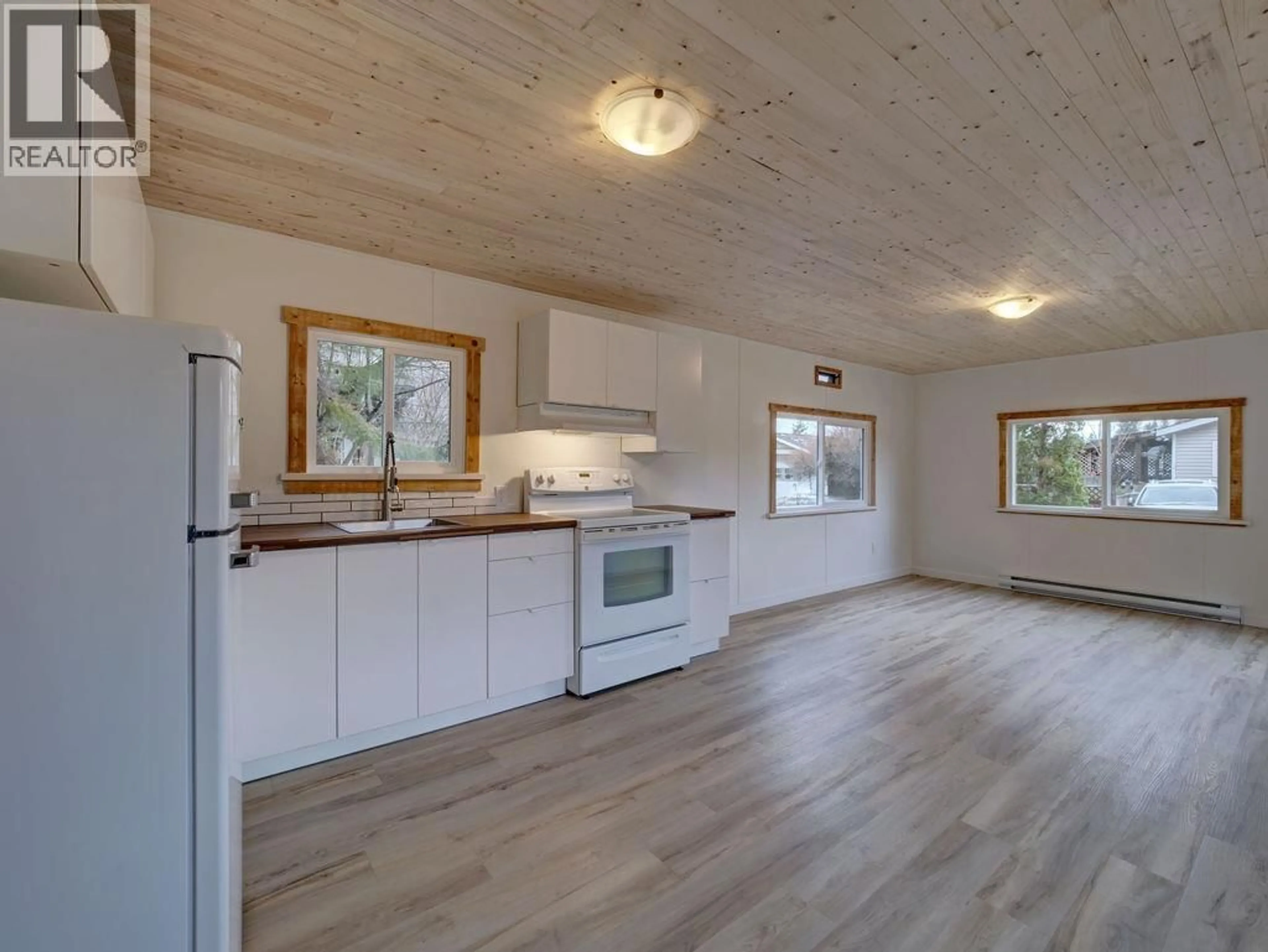 Open concept kitchen, wood/laminate floor for 28 - 1413 SUNSHINE COAST HIGHWAY, Gibsons British Columbia V0N1V5