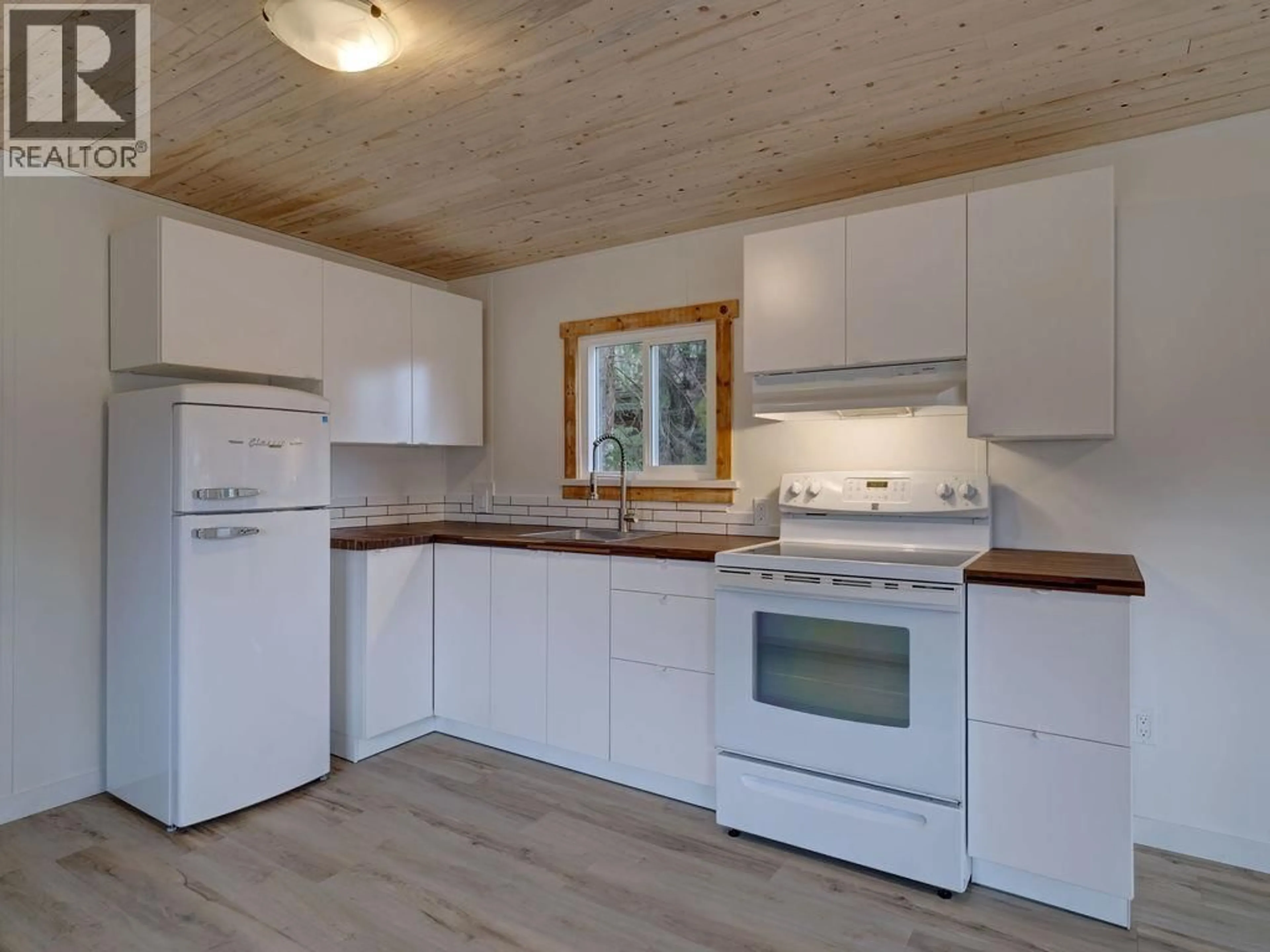 Standard kitchen, wood/laminate floor for 28 - 1413 SUNSHINE COAST HIGHWAY, Gibsons British Columbia V0N1V5