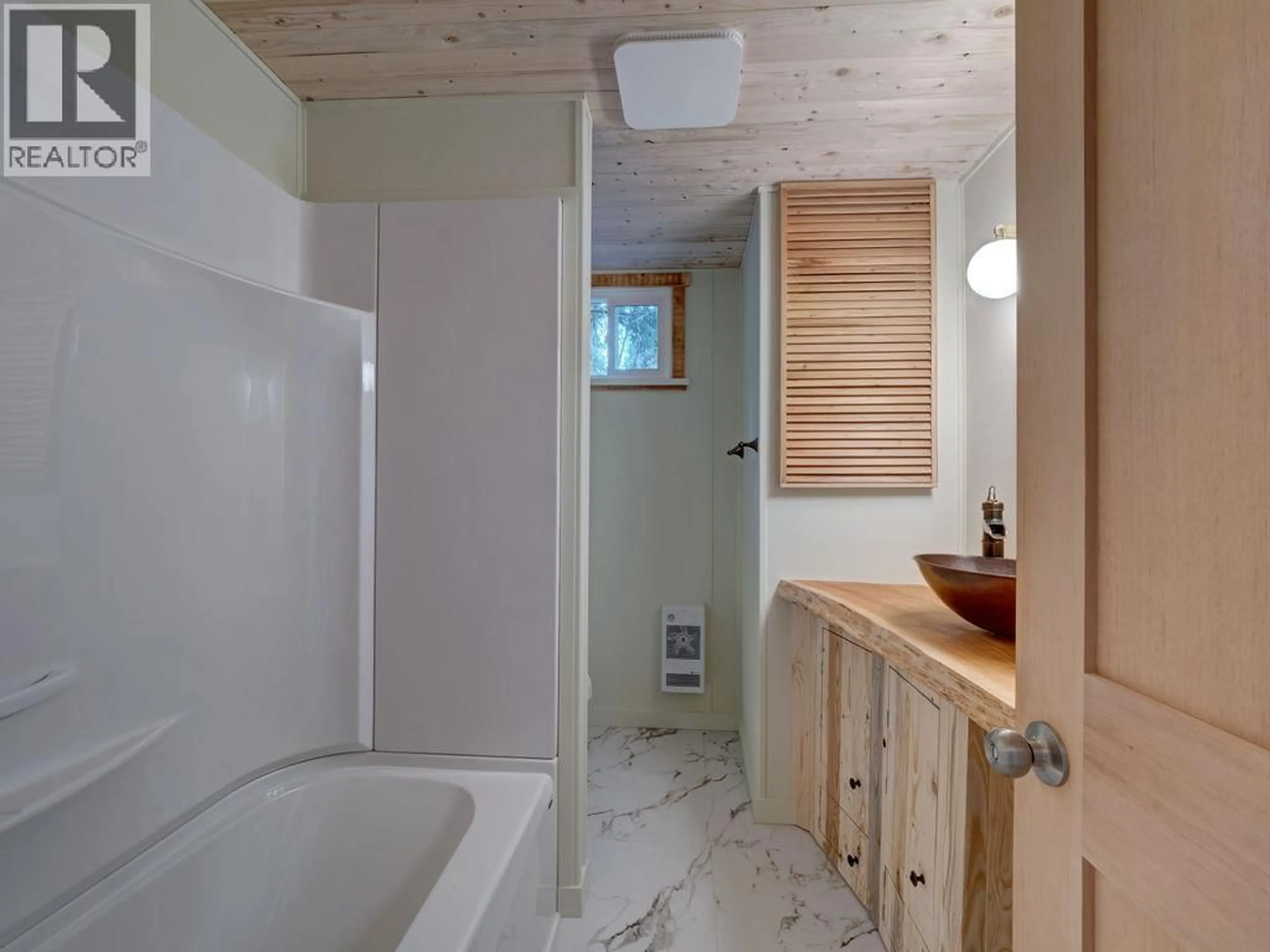 Standard bathroom, ceramic/tile floor for 28 - 1413 SUNSHINE COAST HIGHWAY, Gibsons British Columbia V0N1V5