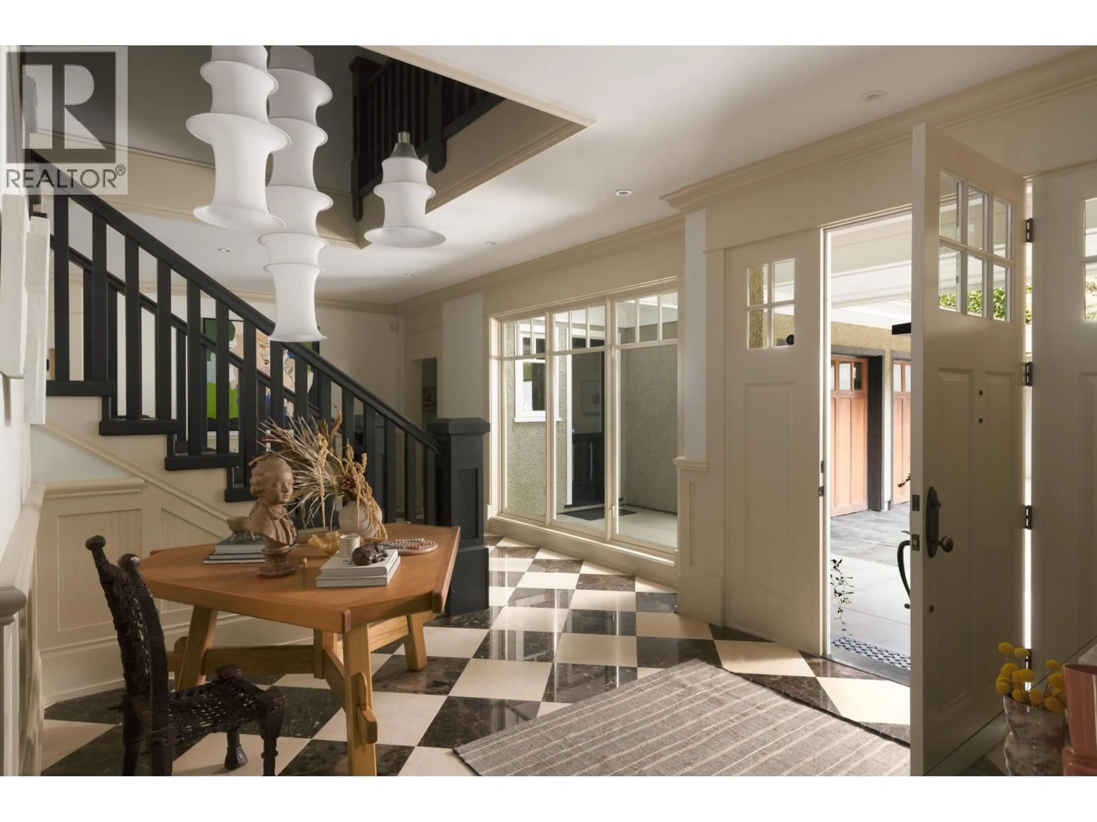 Indoor entryway for 2955 ROSEBERY AVENUE, West Vancouver British Columbia V7V3A5