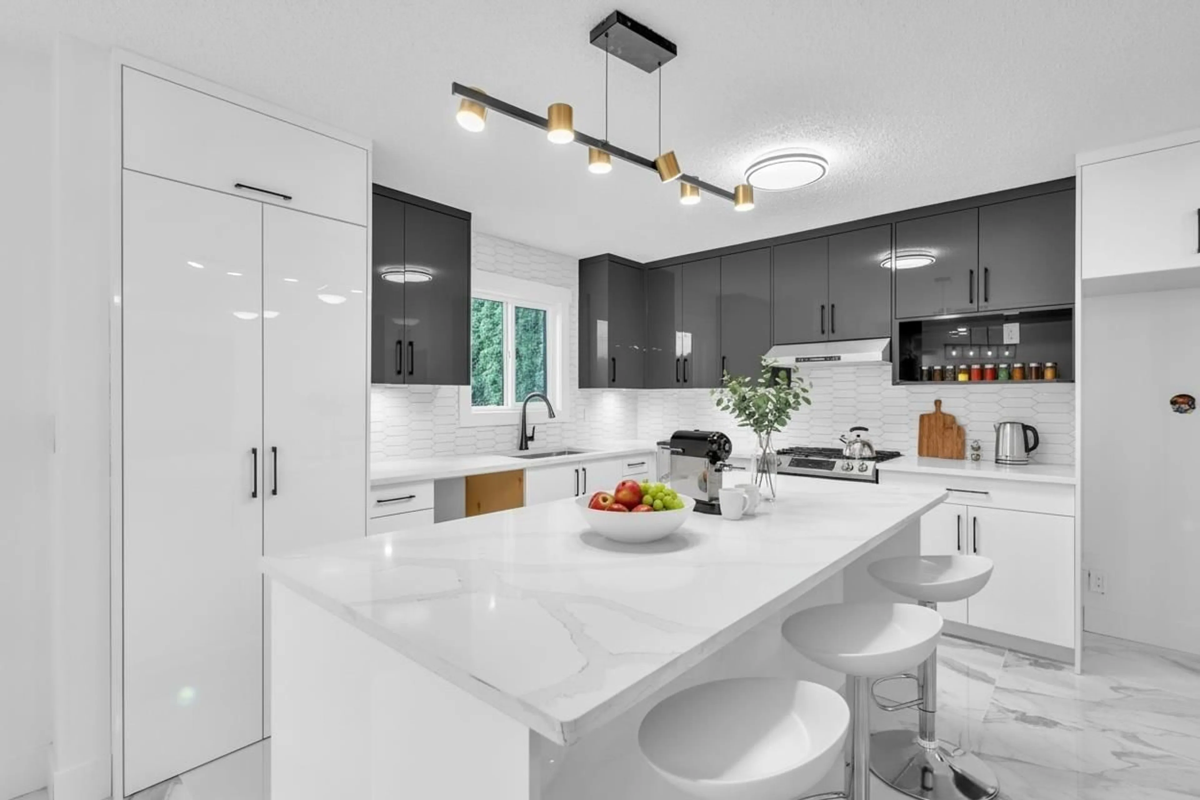 Contemporary kitchen, ceramic/tile floor for 45122 BALMORAL AVENUE, Chilliwack British Columbia V2R3G8