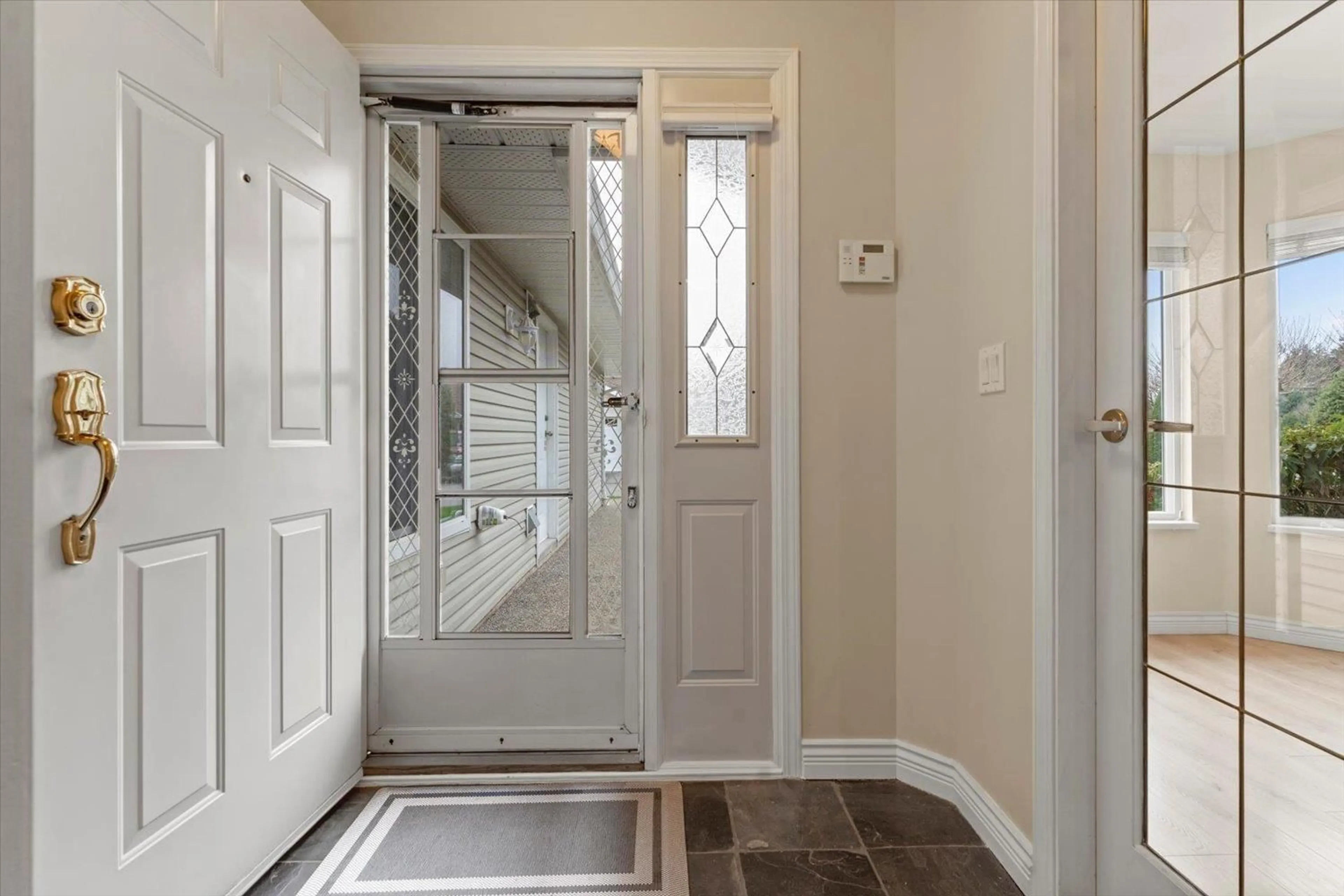 Indoor entryway for 26 - 1973 WINFIELD DRIVE, Abbotsford British Columbia V3G1K6