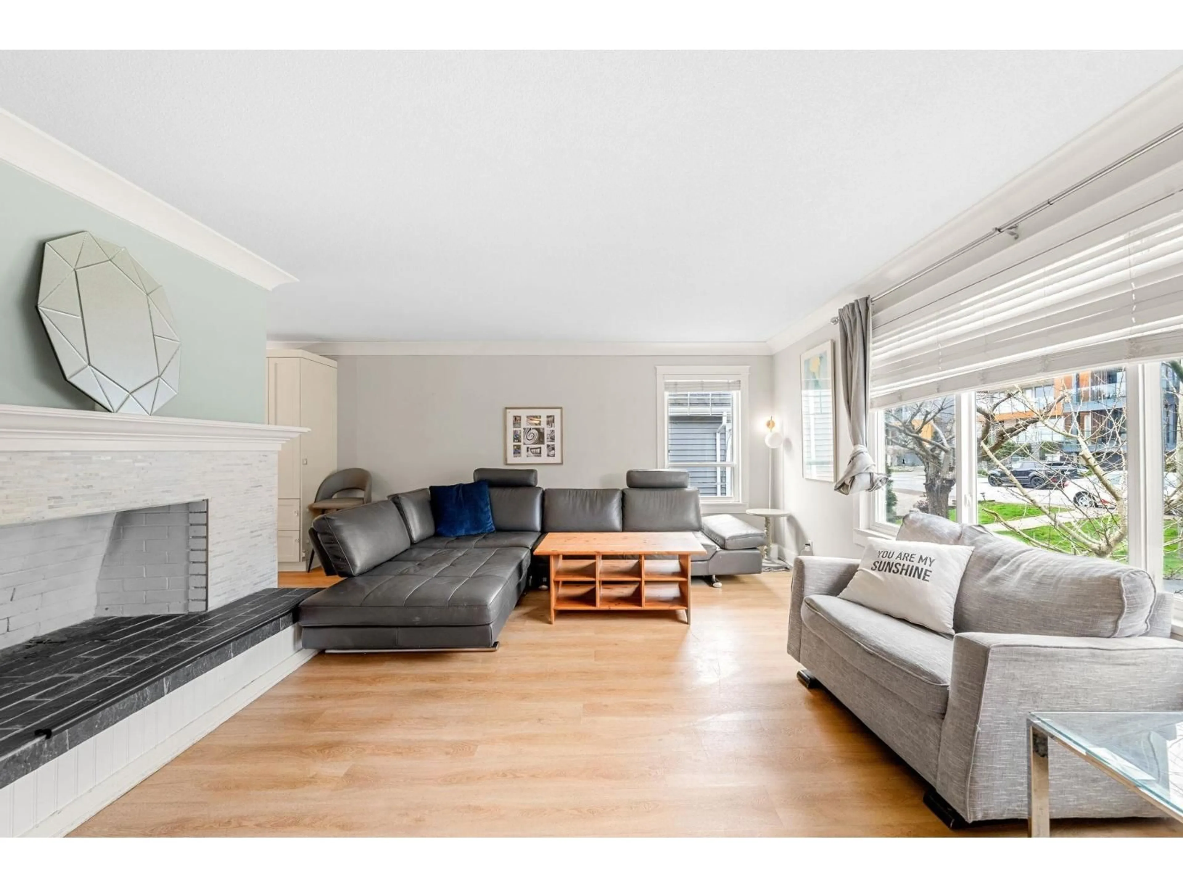 Living room with furniture, wood/laminate floor for 1276 KENT STREET, White Rock British Columbia V4B4T5