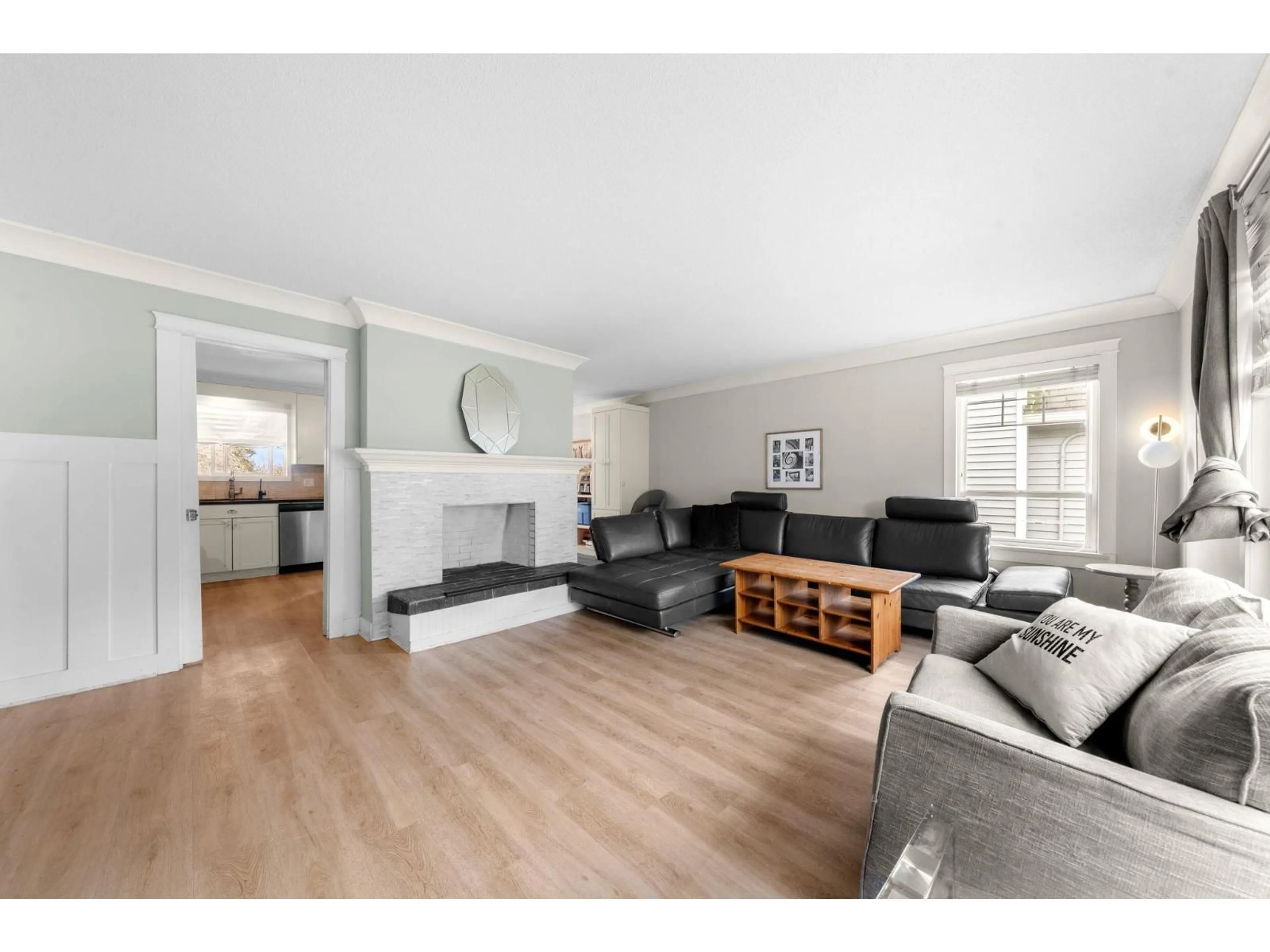 Living room with furniture, wood/laminate floor for 1276 KENT STREET, White Rock British Columbia V4B4T5