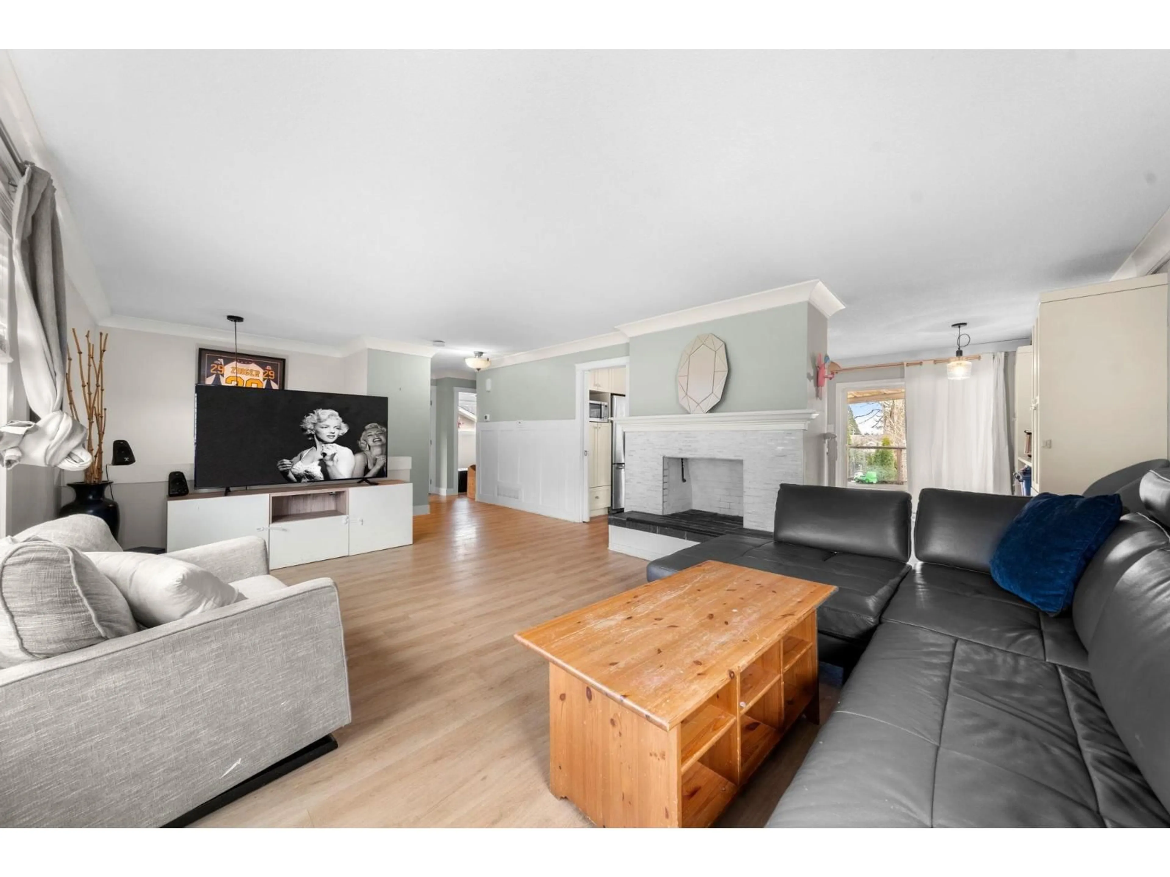 Living room with furniture, wood/laminate floor for 1276 KENT STREET, White Rock British Columbia V4B4T5