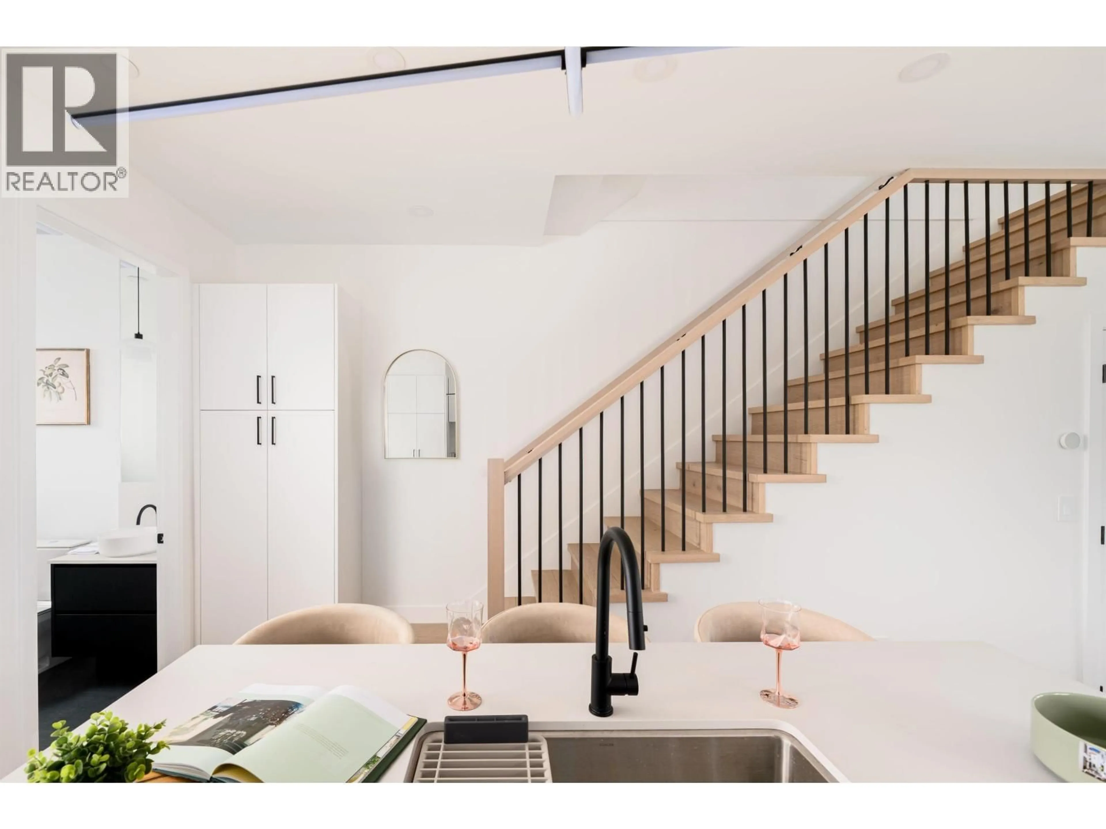 Stairs for 836 64TH AVENUE, Vancouver British Columbia V6B2L4