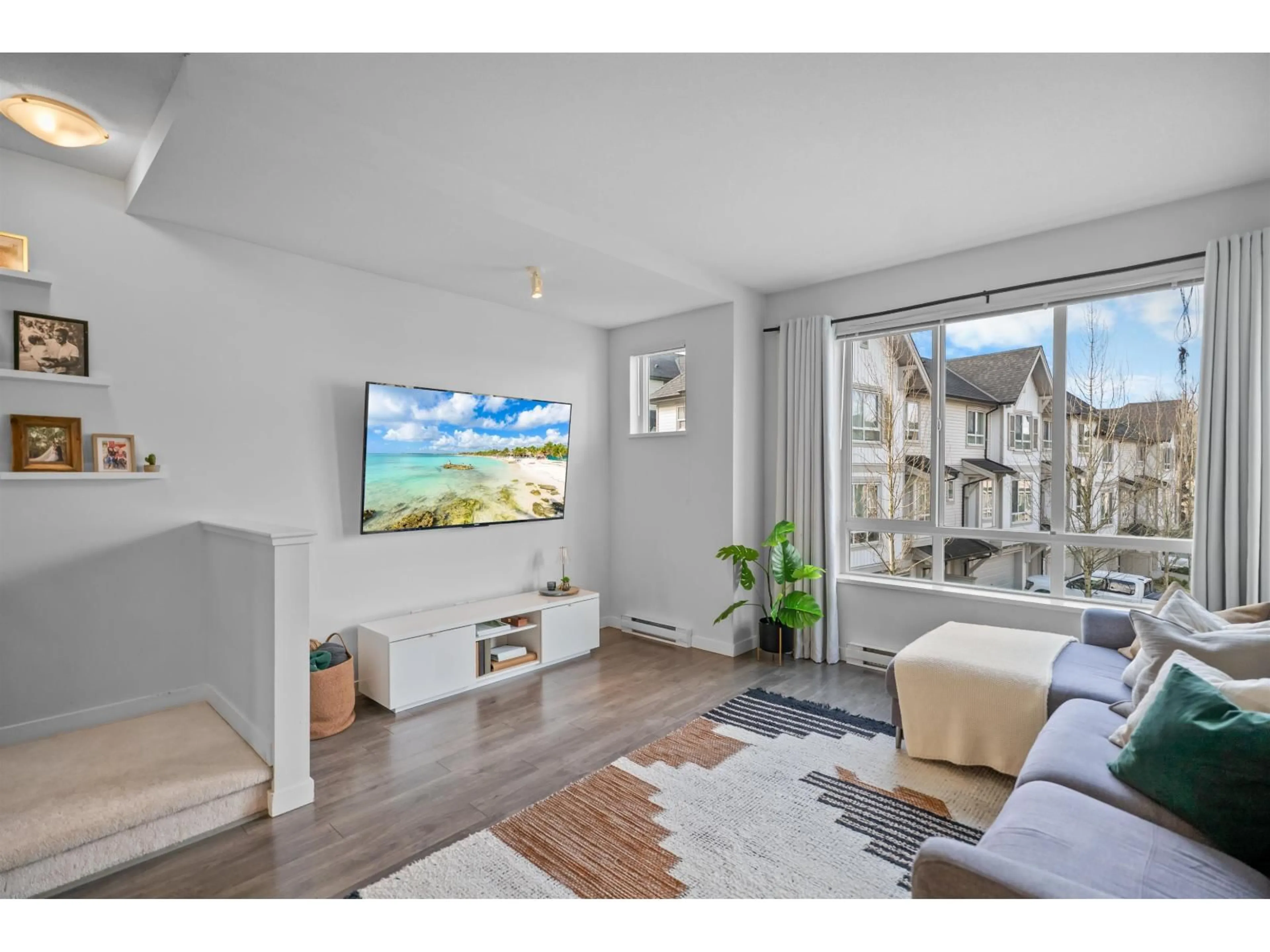 Living room with furniture, wood/laminate floor for 27 - 30930 WESTRIDGE PLACE, Abbotsford British Columbia V2T0H6