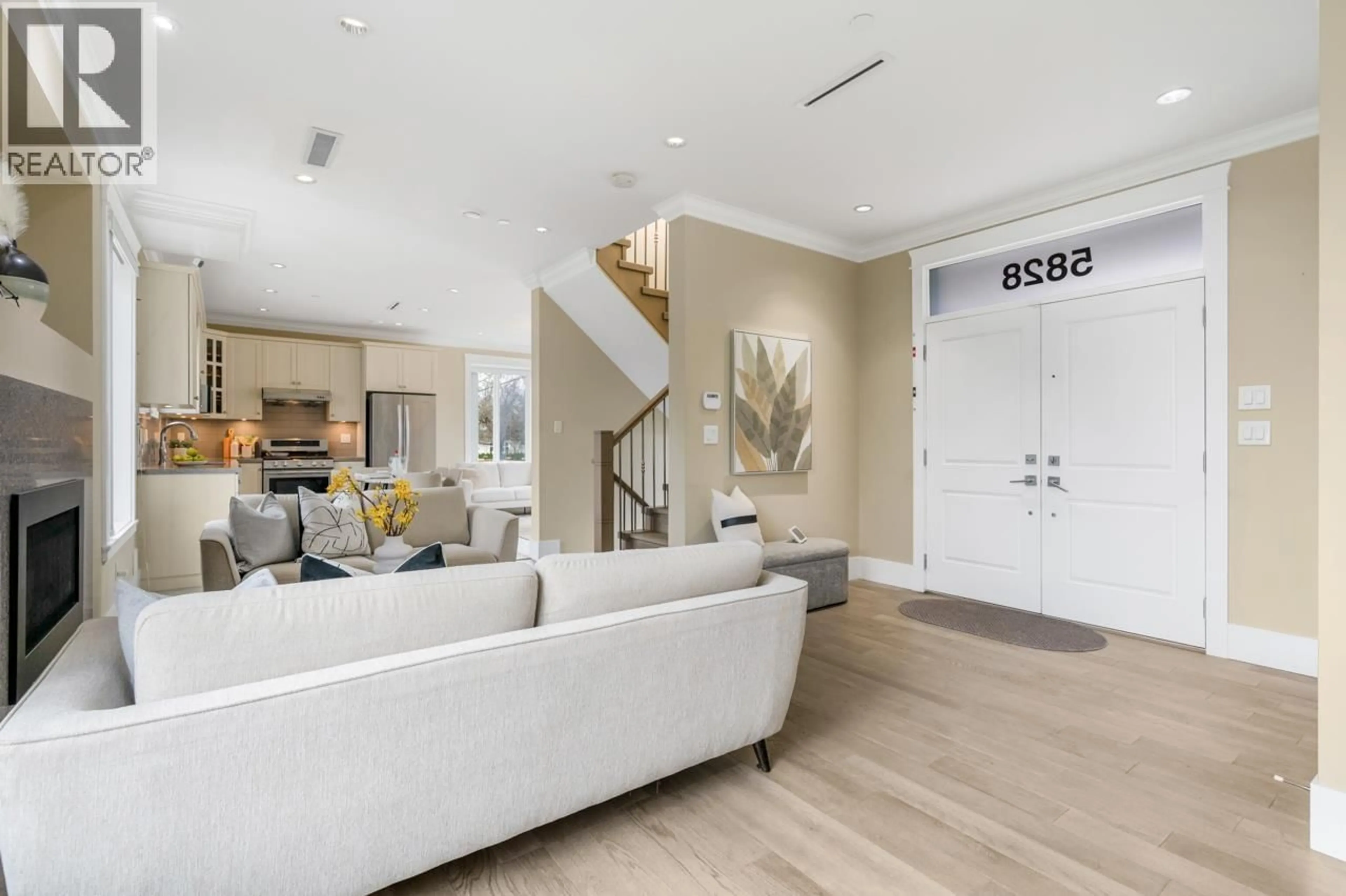 Unknown for 5828 QUEBEC STREET, Vancouver British Columbia V5W2N9