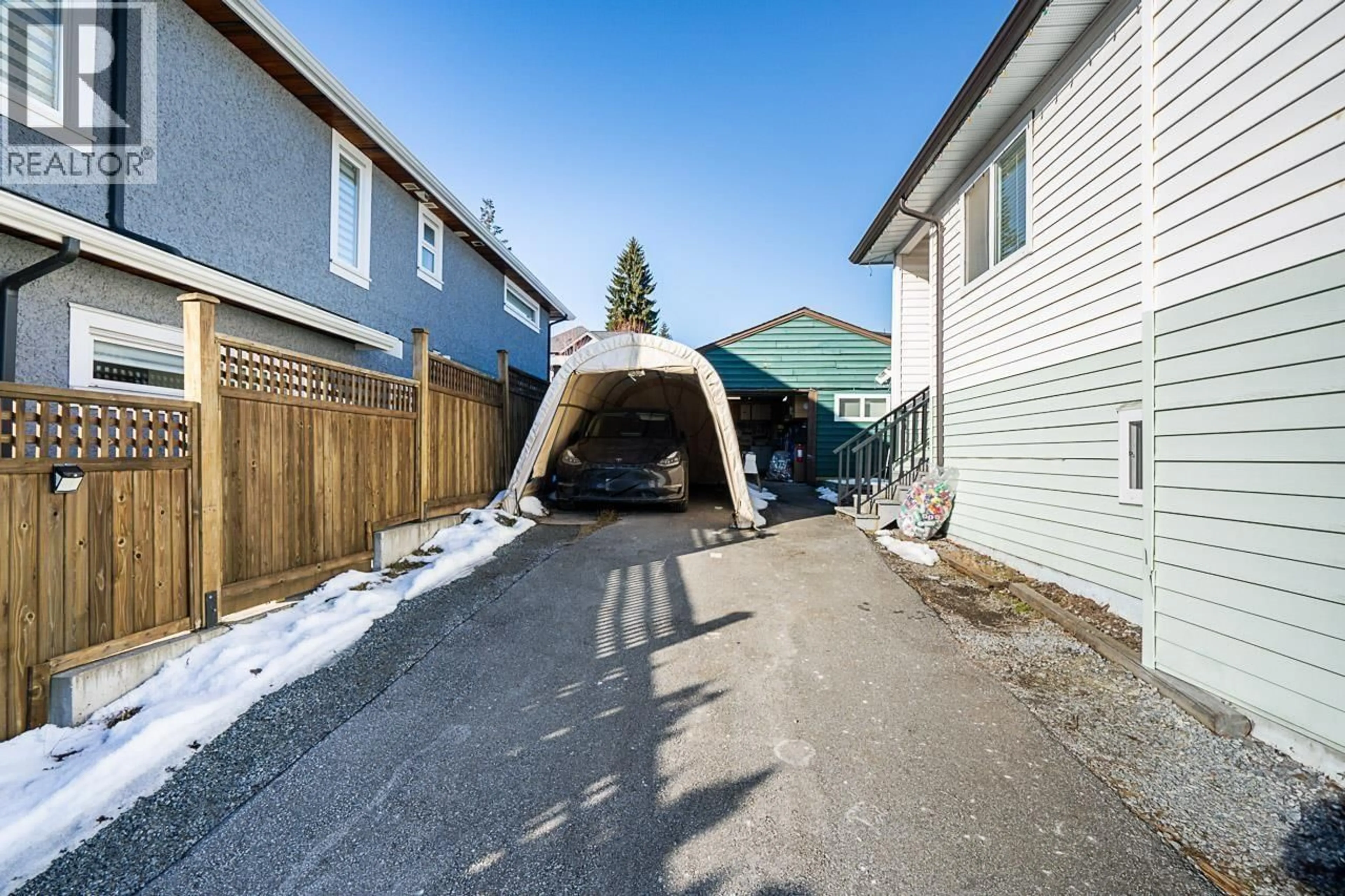Patio, street for 2057 LORRAINE AVENUE, Coquitlam British Columbia V3K2M7