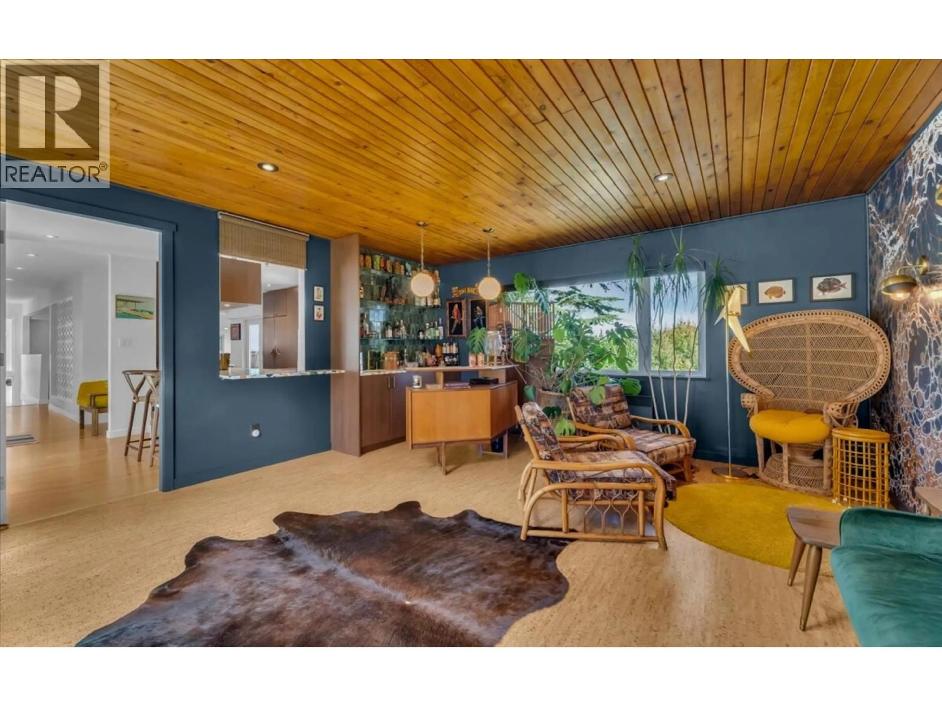 Living room with furniture, wood/laminate floor for 5065 WILSON DRIVE, Tsawwassen British Columbia V4M1P3