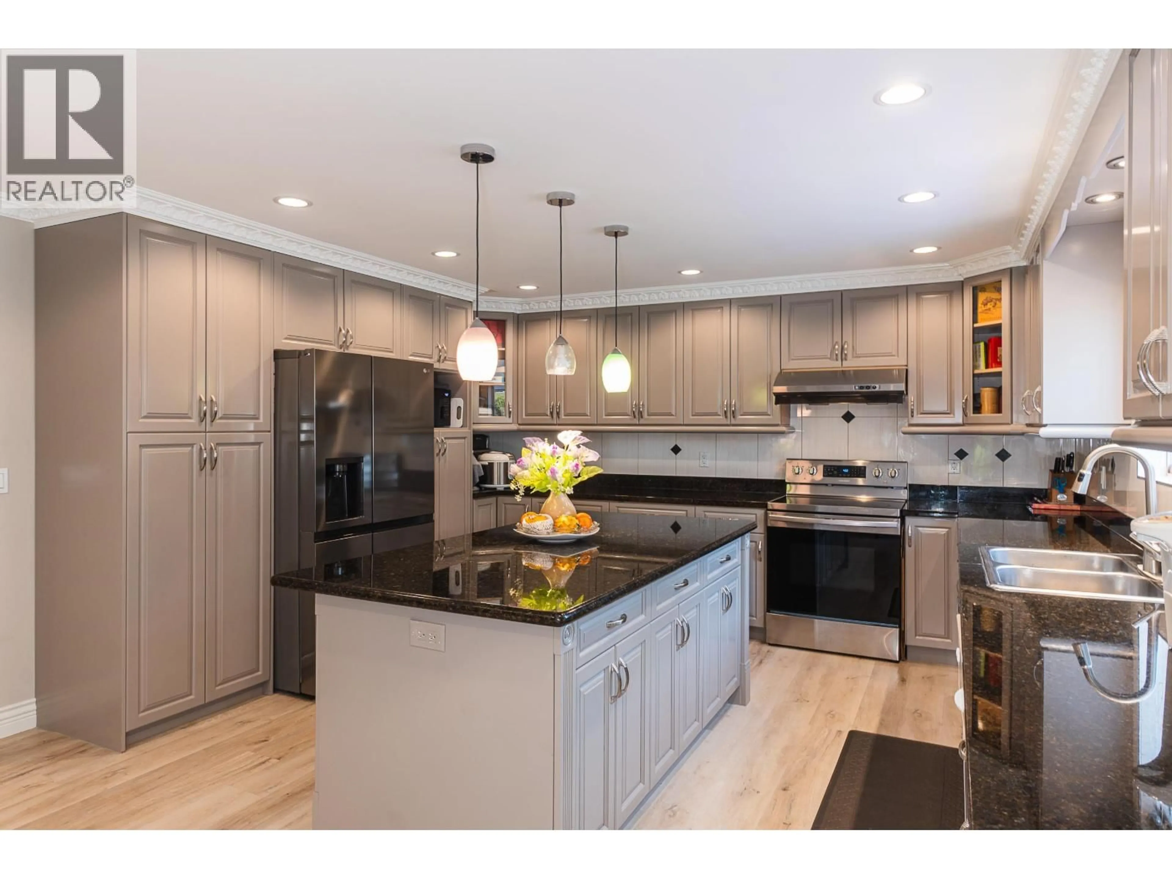 Contemporary kitchen, unknown for 6169 LOCHDALE STREET, Burnaby British Columbia V5B2M6