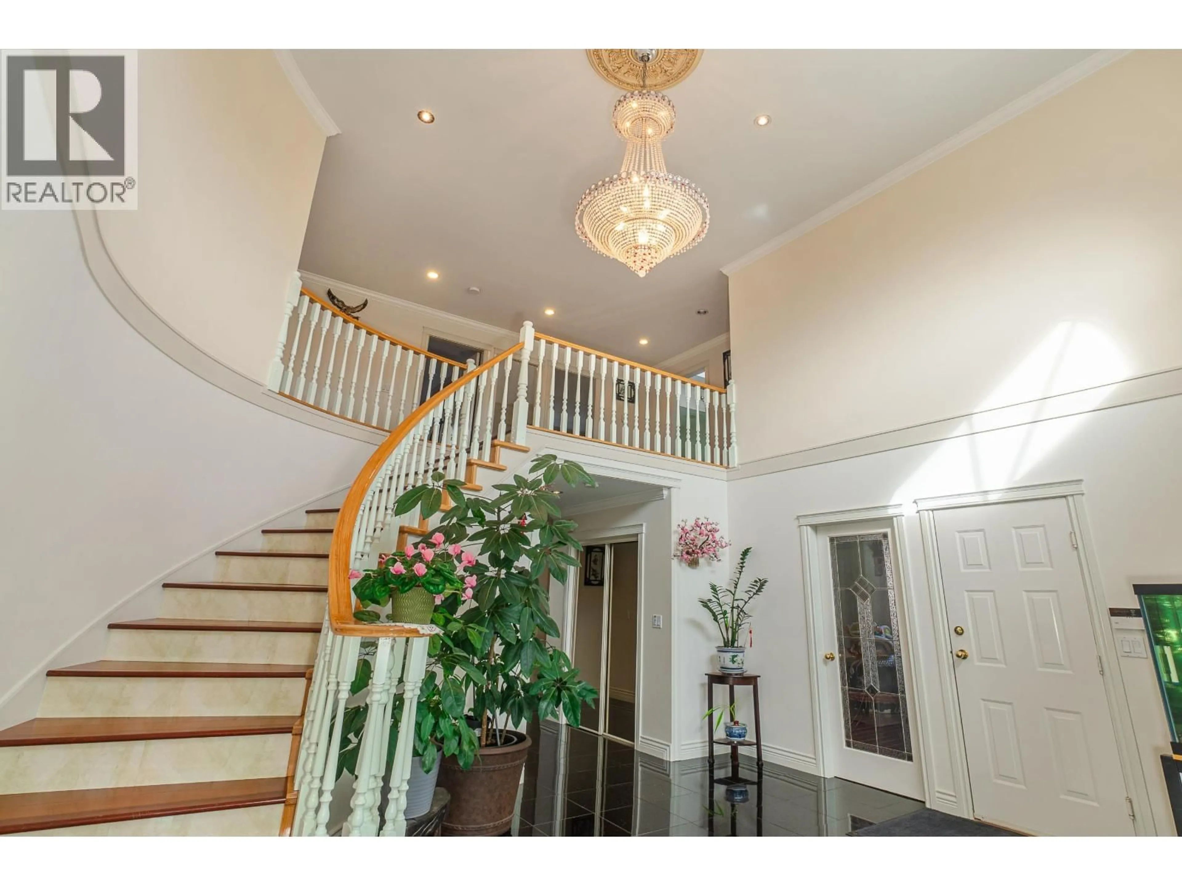 Indoor foyer for 6169 LOCHDALE STREET, Burnaby British Columbia V5B2M6