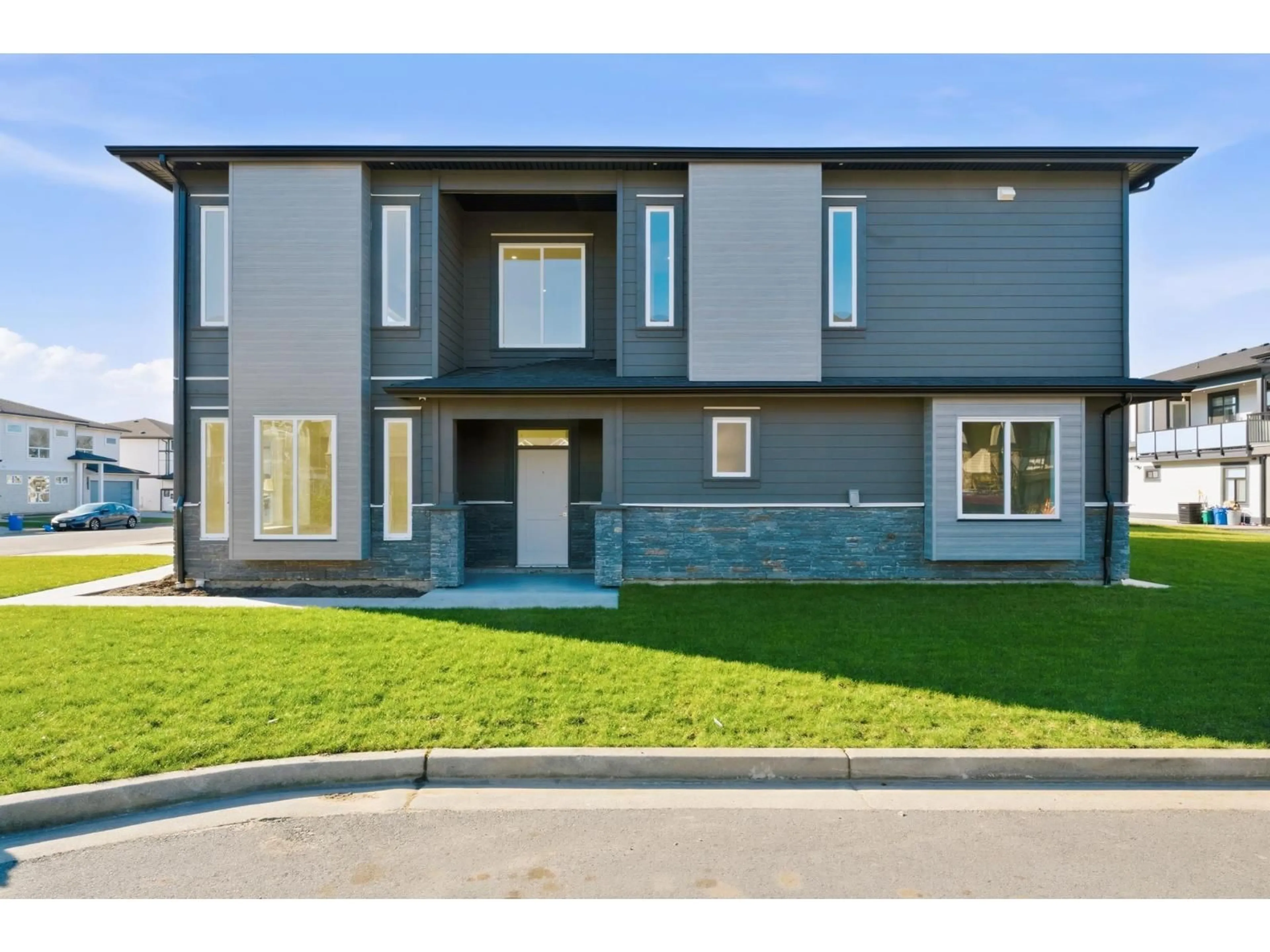 Home with vinyl exterior material, street for 32769 CARTER AVENUE, Mission British Columbia V4S0E6