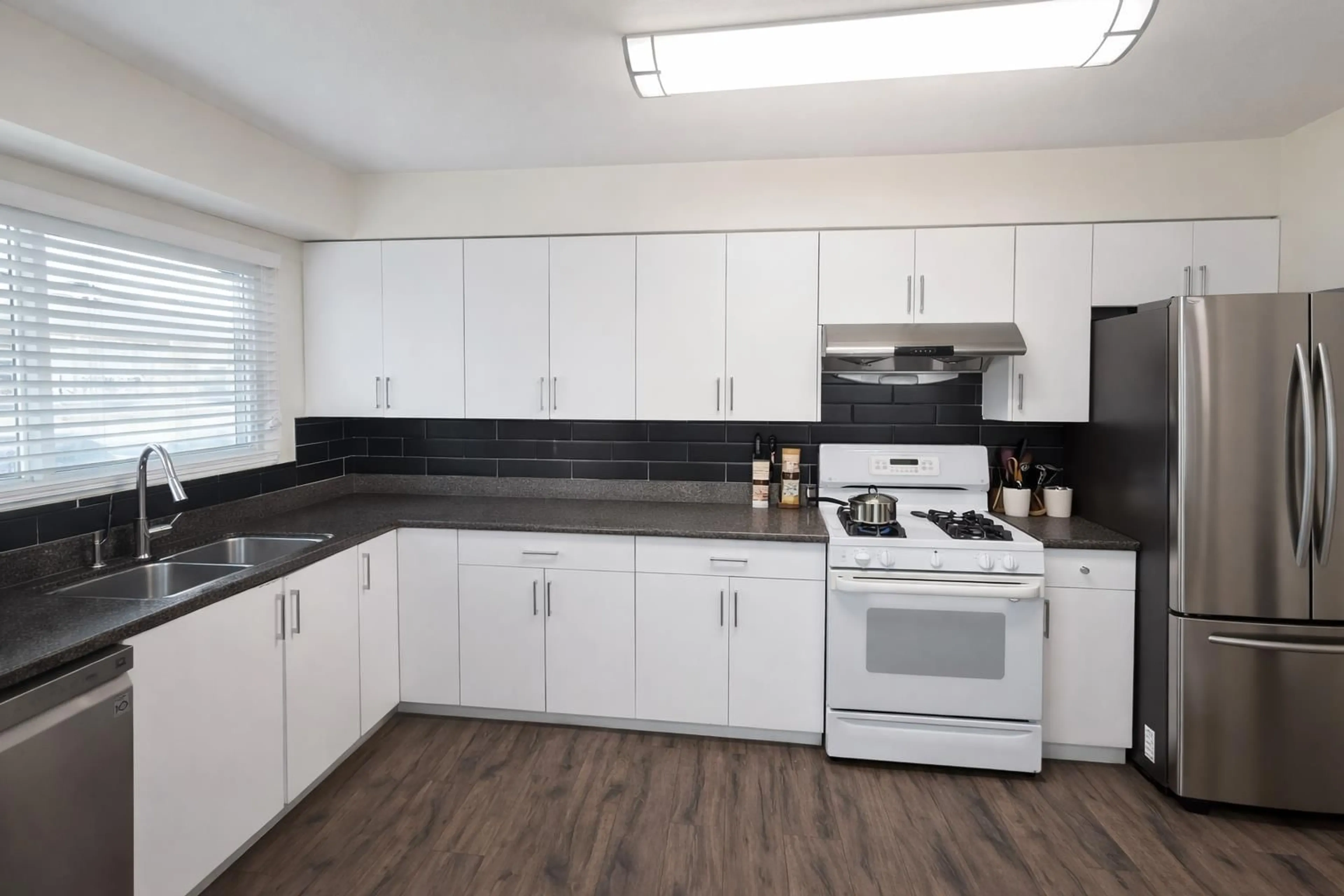 Standard kitchen, unknown for 27964 LEDUNNE AVENUE, Abbotsford British Columbia V4X1H5