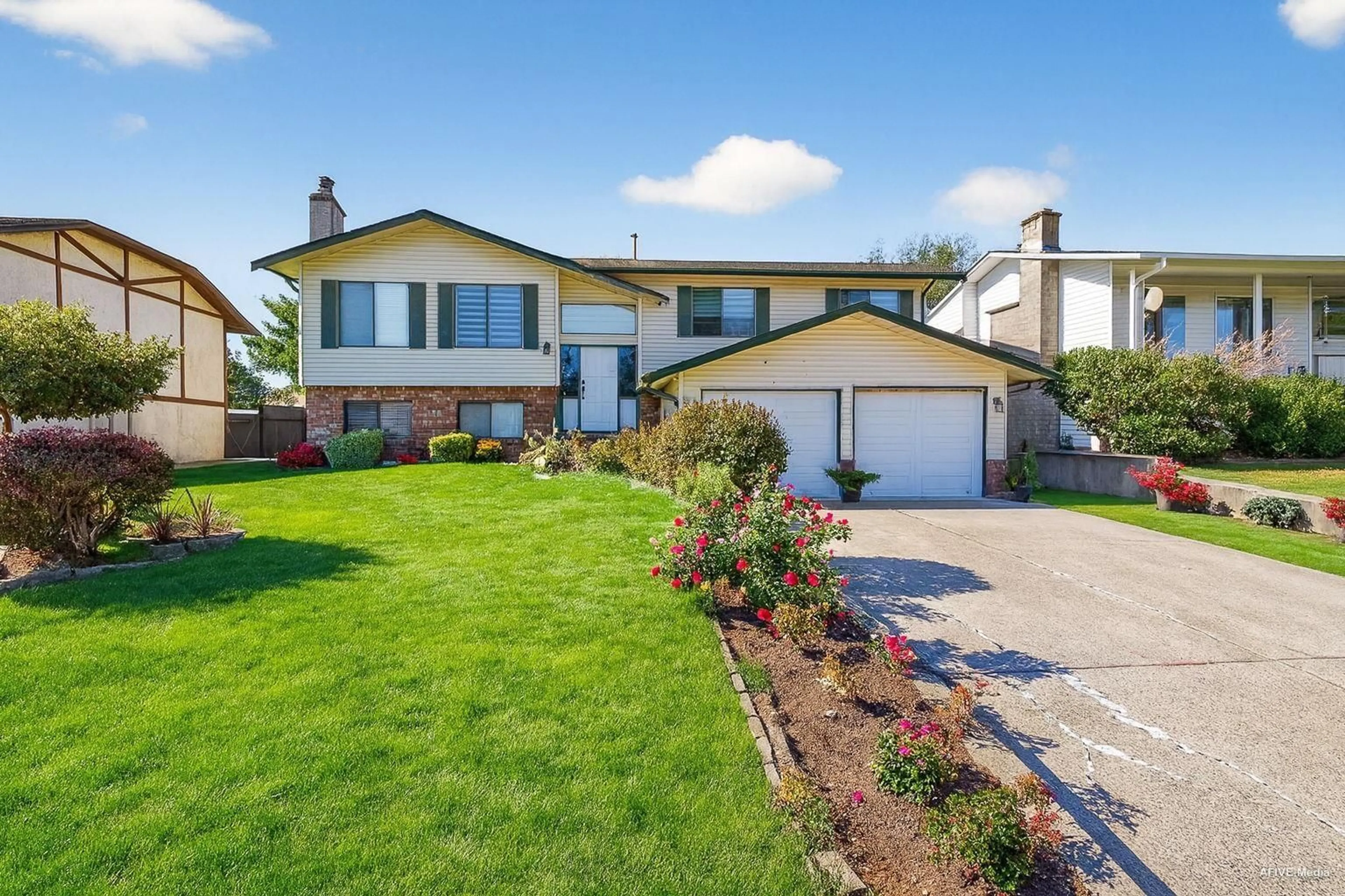 Home with vinyl exterior material, street for 3443 SHUSWAP TERRACE, Abbotsford British Columbia V2T4Z4