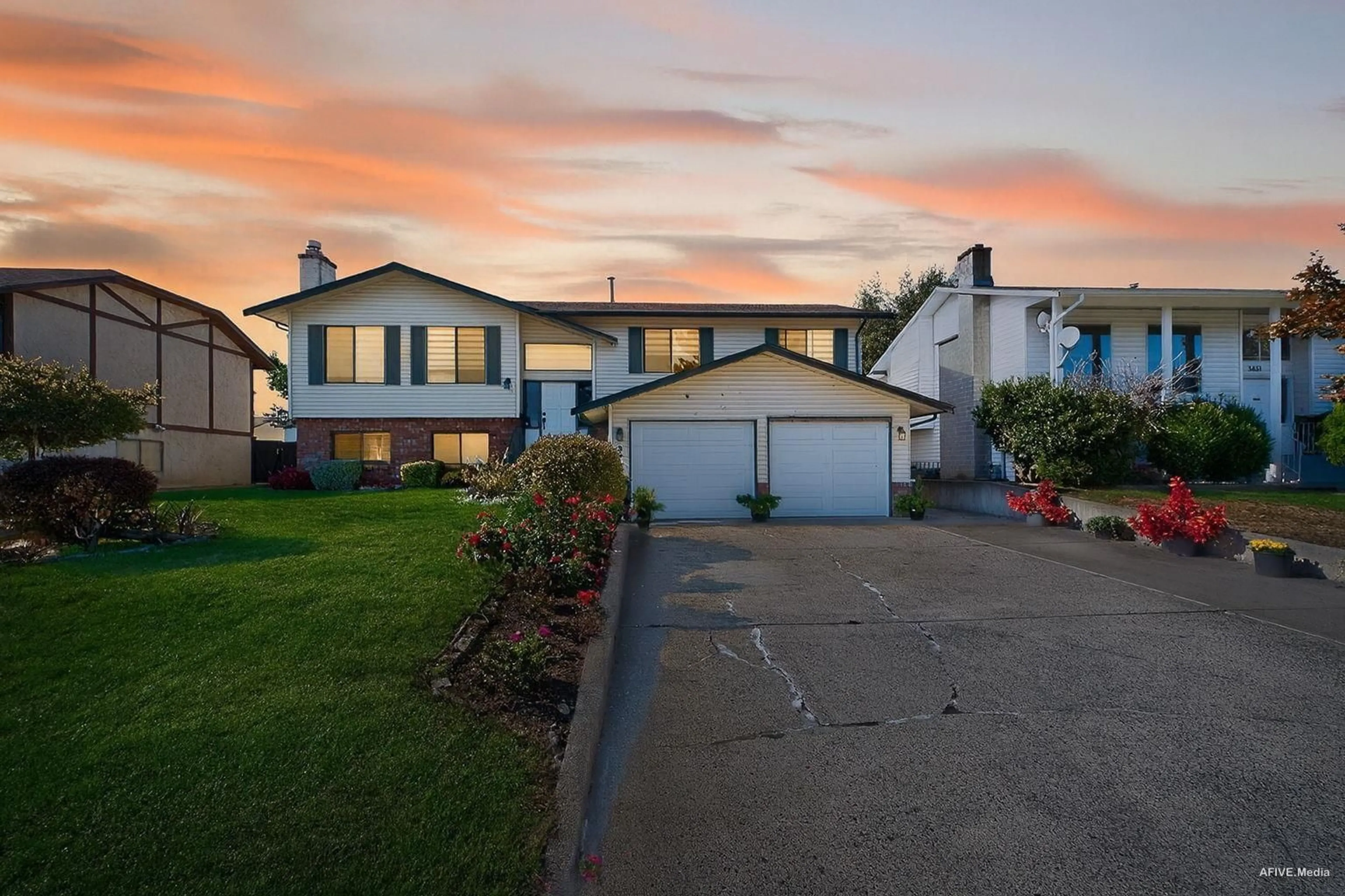 A pic from outside/outdoor area/front of a property/back of a property/a pic from drone, unknown for 3443 SHUSWAP TERRACE, Abbotsford British Columbia V2T4Z4