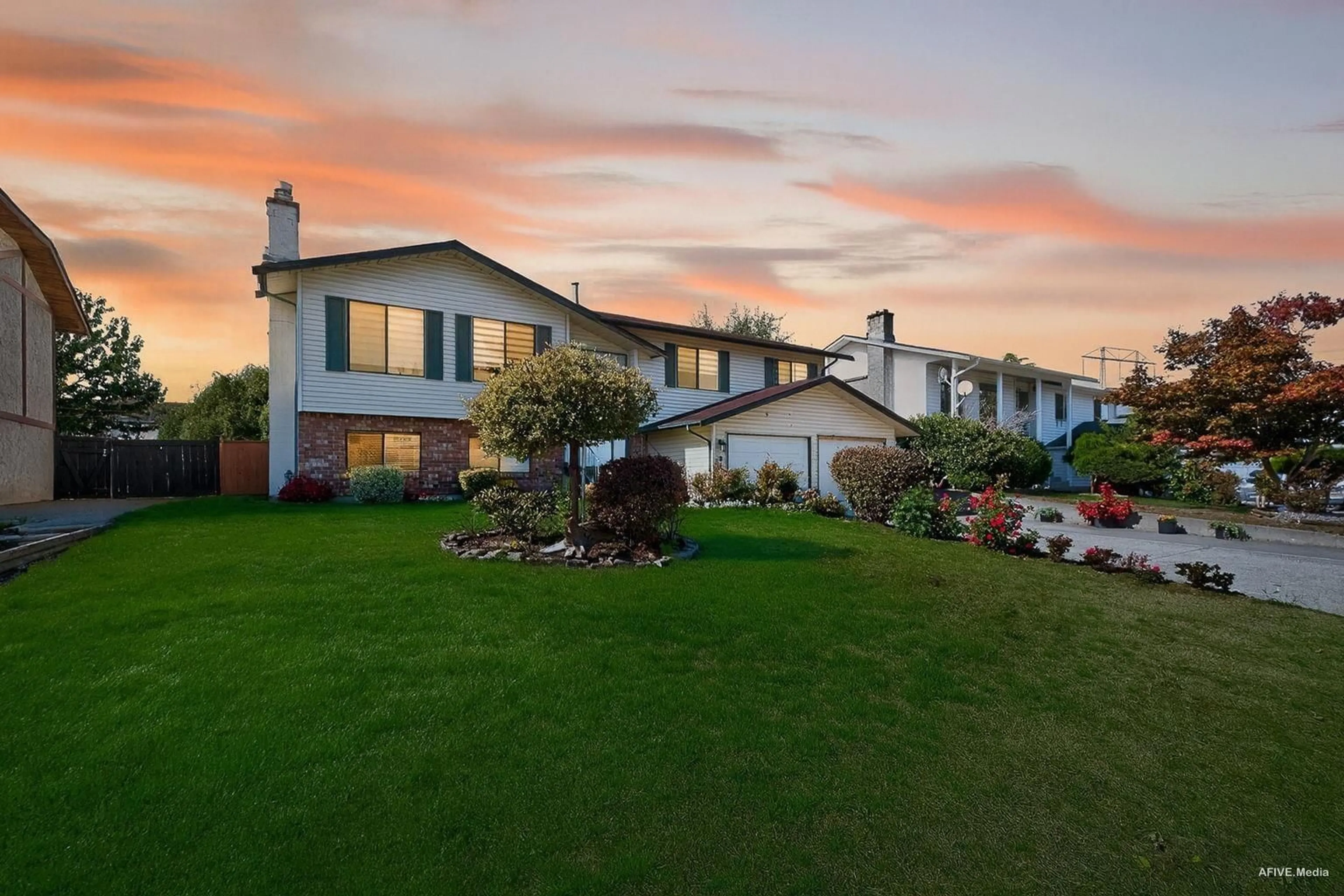 A pic from outside/outdoor area/front of a property/back of a property/a pic from drone, street for 3443 SHUSWAP TERRACE, Abbotsford British Columbia V2T4Z4