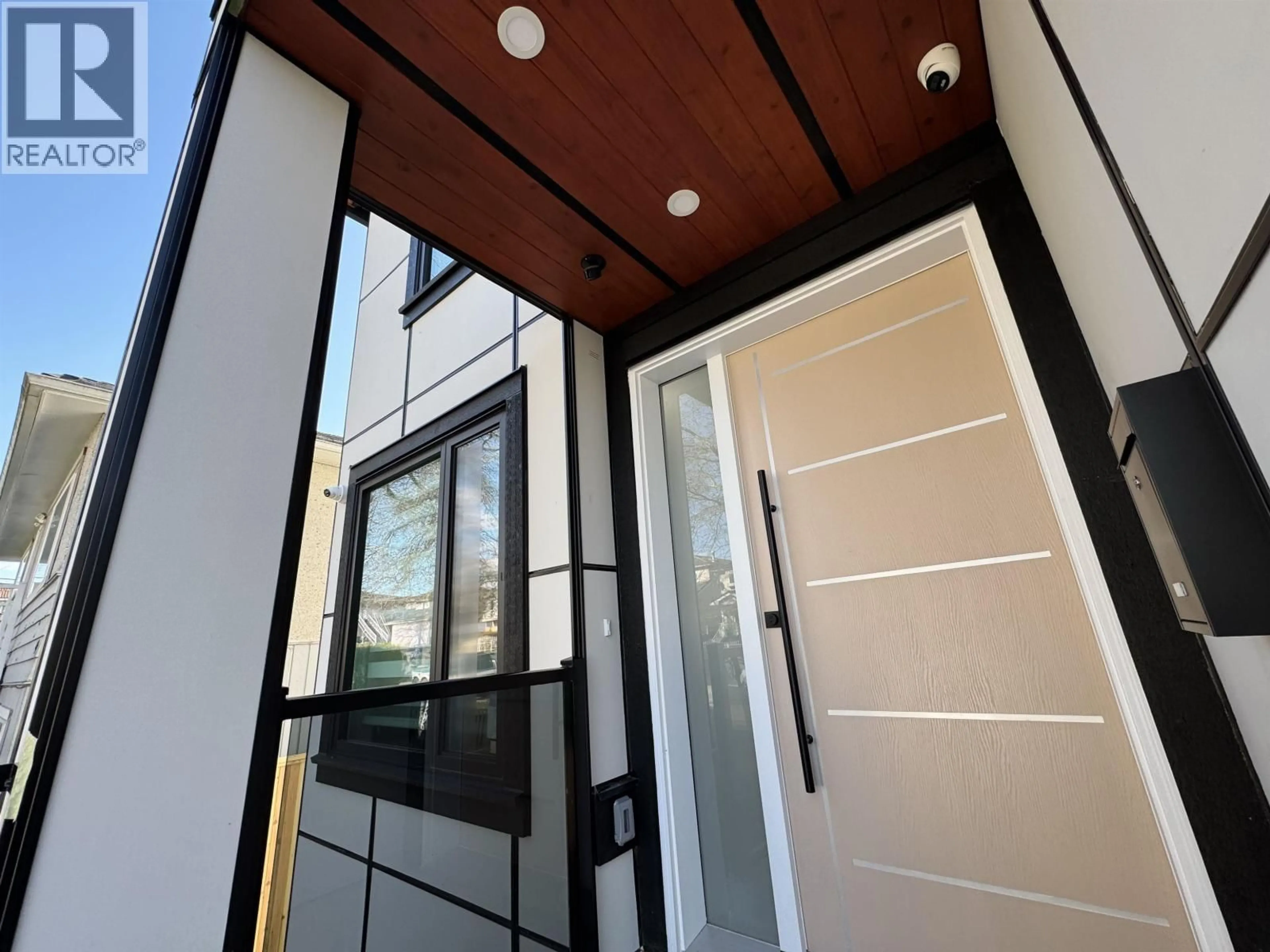 Indoor foyer for 2828 CHEYENNE AVENUE, Vancouver British Columbia V5R4R6