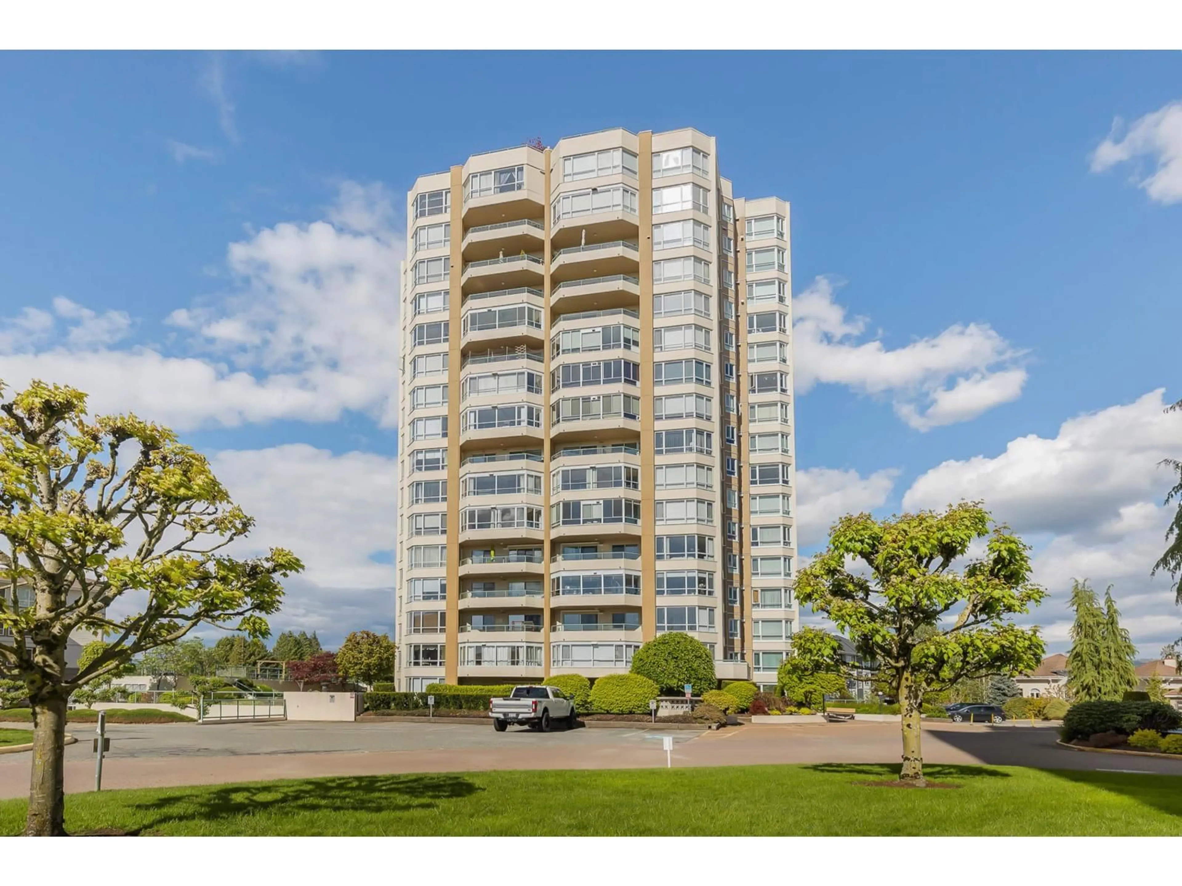 A pic from outside/outdoor area/front of a property/back of a property/a pic from drone, building for 703 - 3190 GLADWIN ROAD, Abbotsford British Columbia V2T5T2